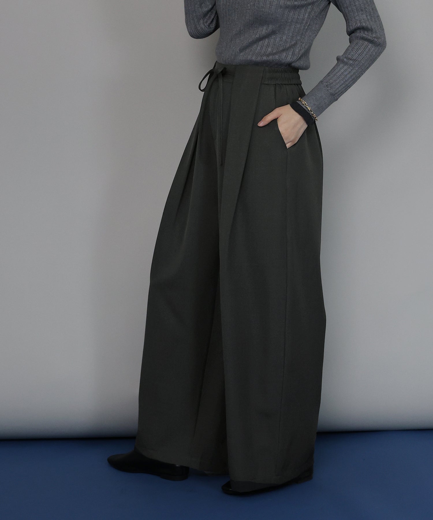 ジェーバイブルー J by blue タックワイドパンツ (ブラック) ブラック