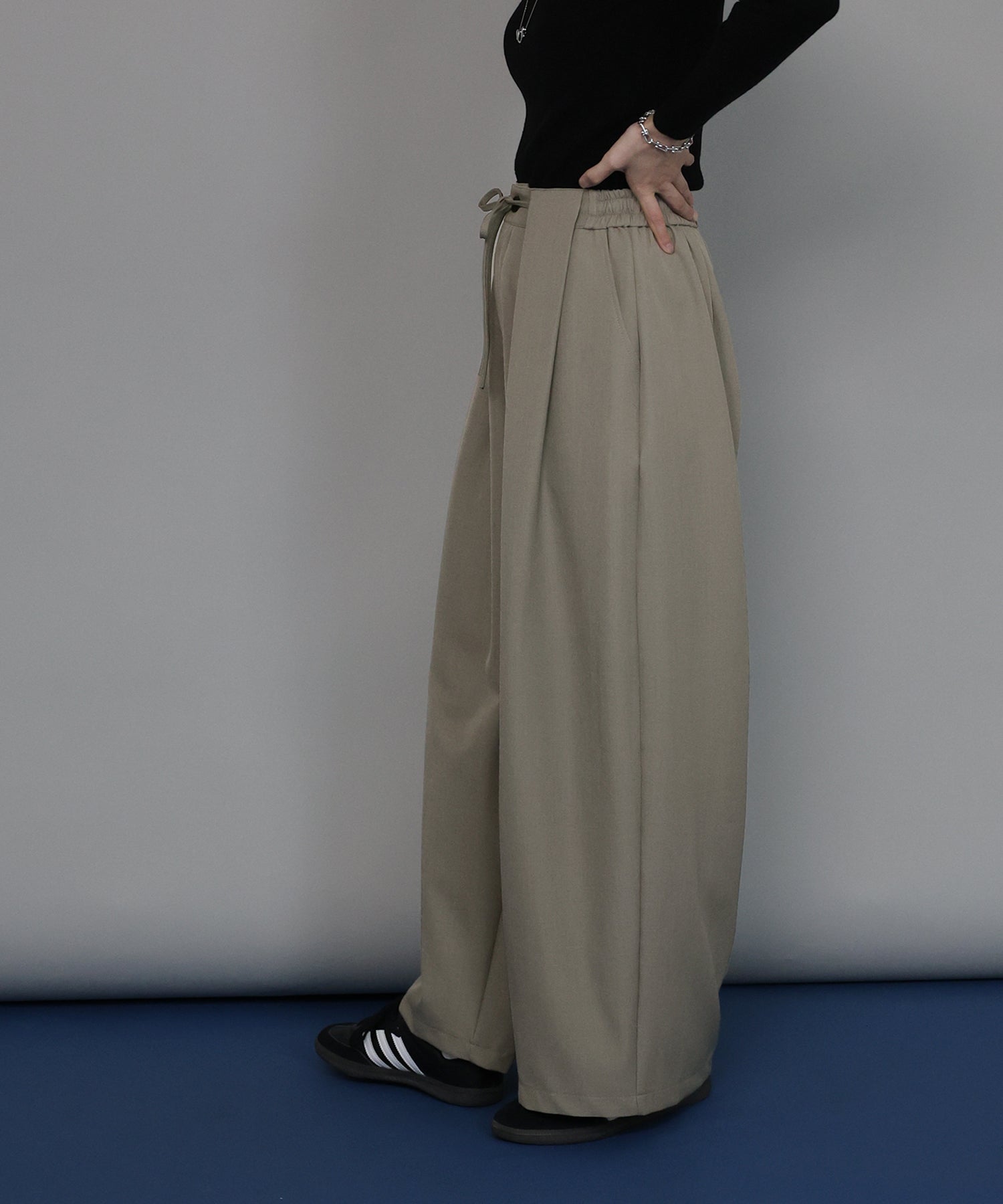 ジェーバイブルー J by blue タックワイドパンツ (ブラック) ブラック