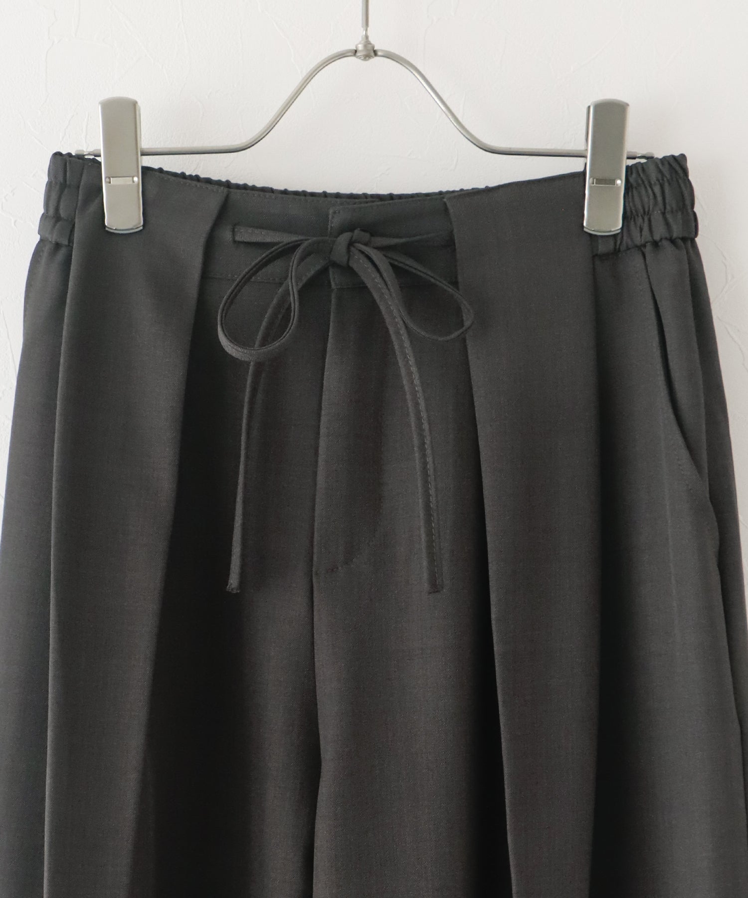 ジェーバイブルー J by blue タックワイドパンツ (ブラック) ブラック