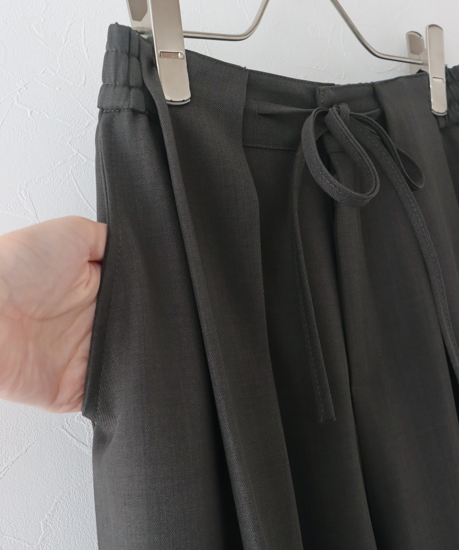 ジェーバイブルー J by blue タックワイドパンツ (ブラック) ブラック