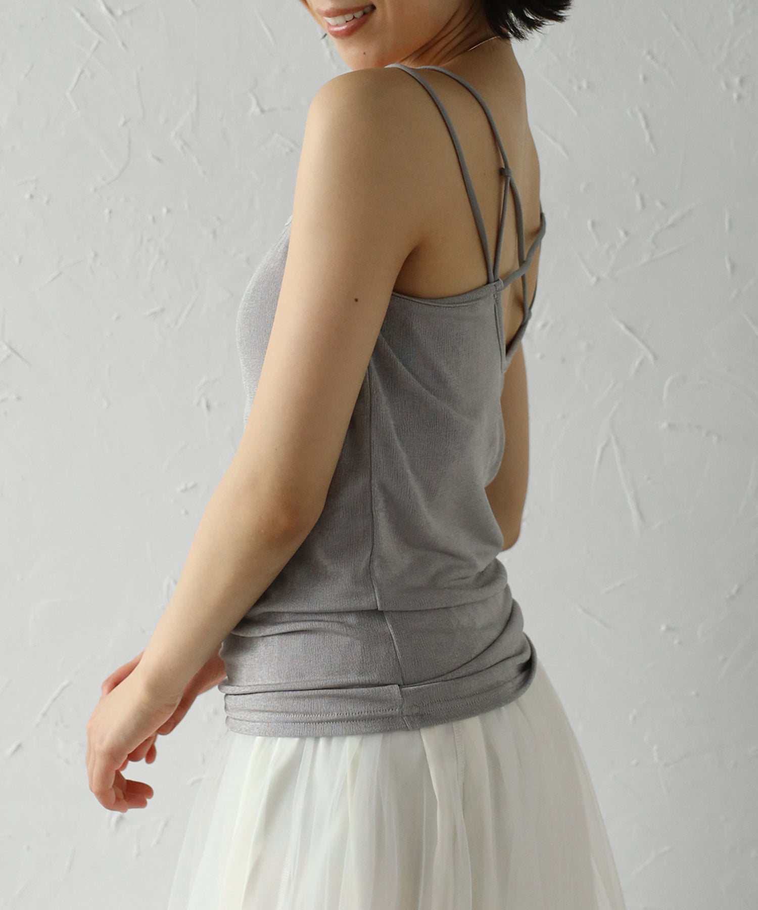 ボンジュールサガン BONJOUR SAGAN UVカット接触冷感バックデザインシャイニーストレッチキャミ (LIGHT-GRAY) LIGHT-GRAY