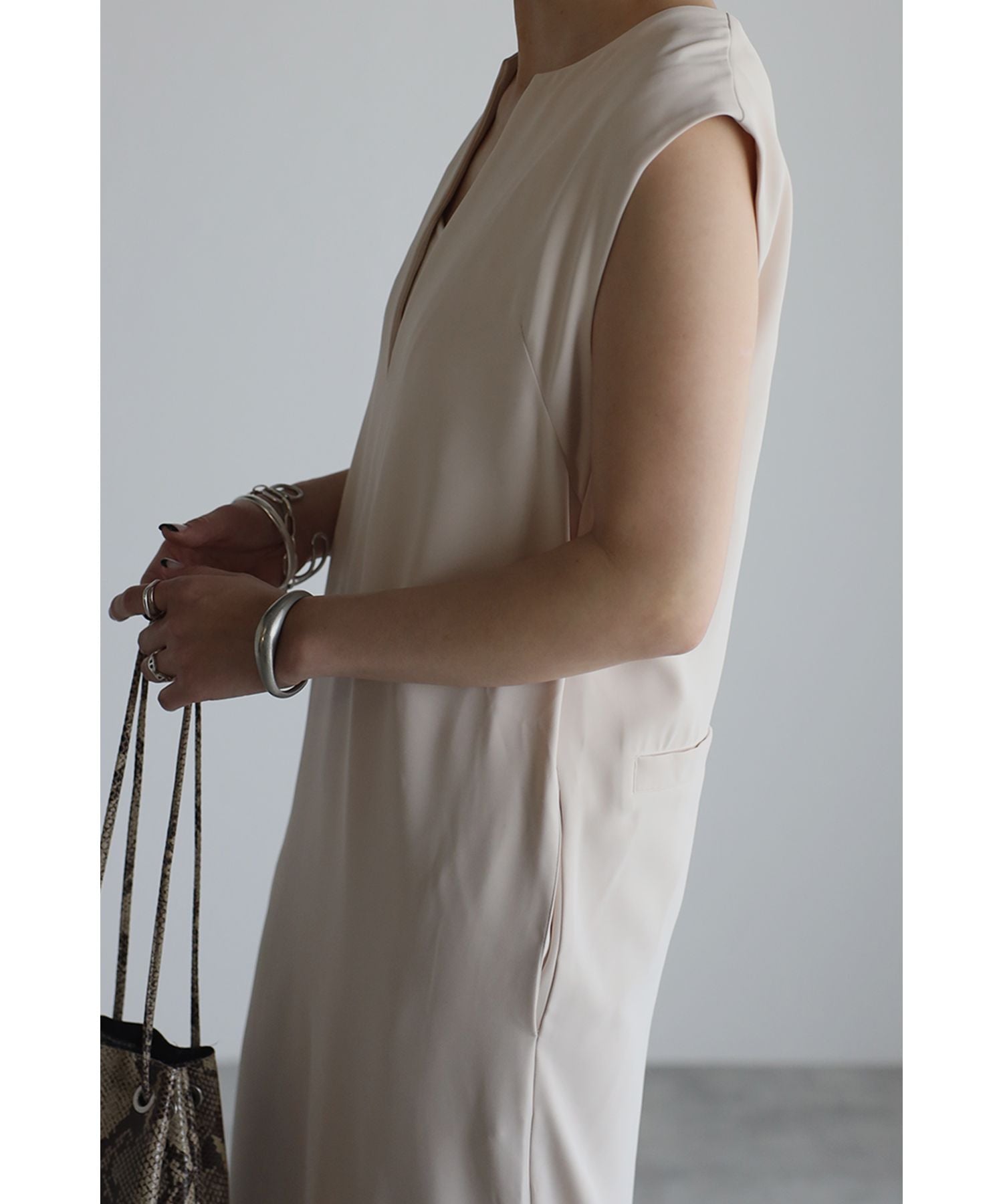 ボンジュールサガン BONJOUR SAGAN ディープVネックワンピース (Ivory) Ivory