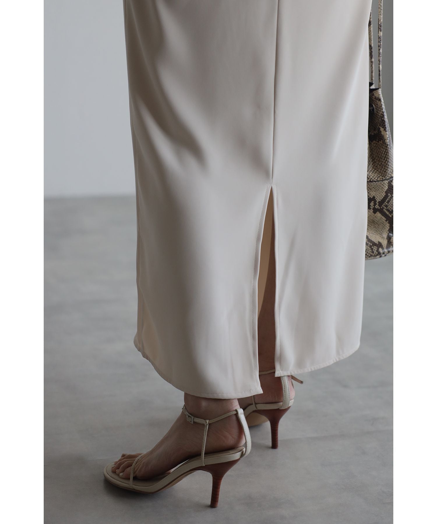 ボンジュールサガン BONJOUR SAGAN ディープVネックワンピース (Ivory) Ivory