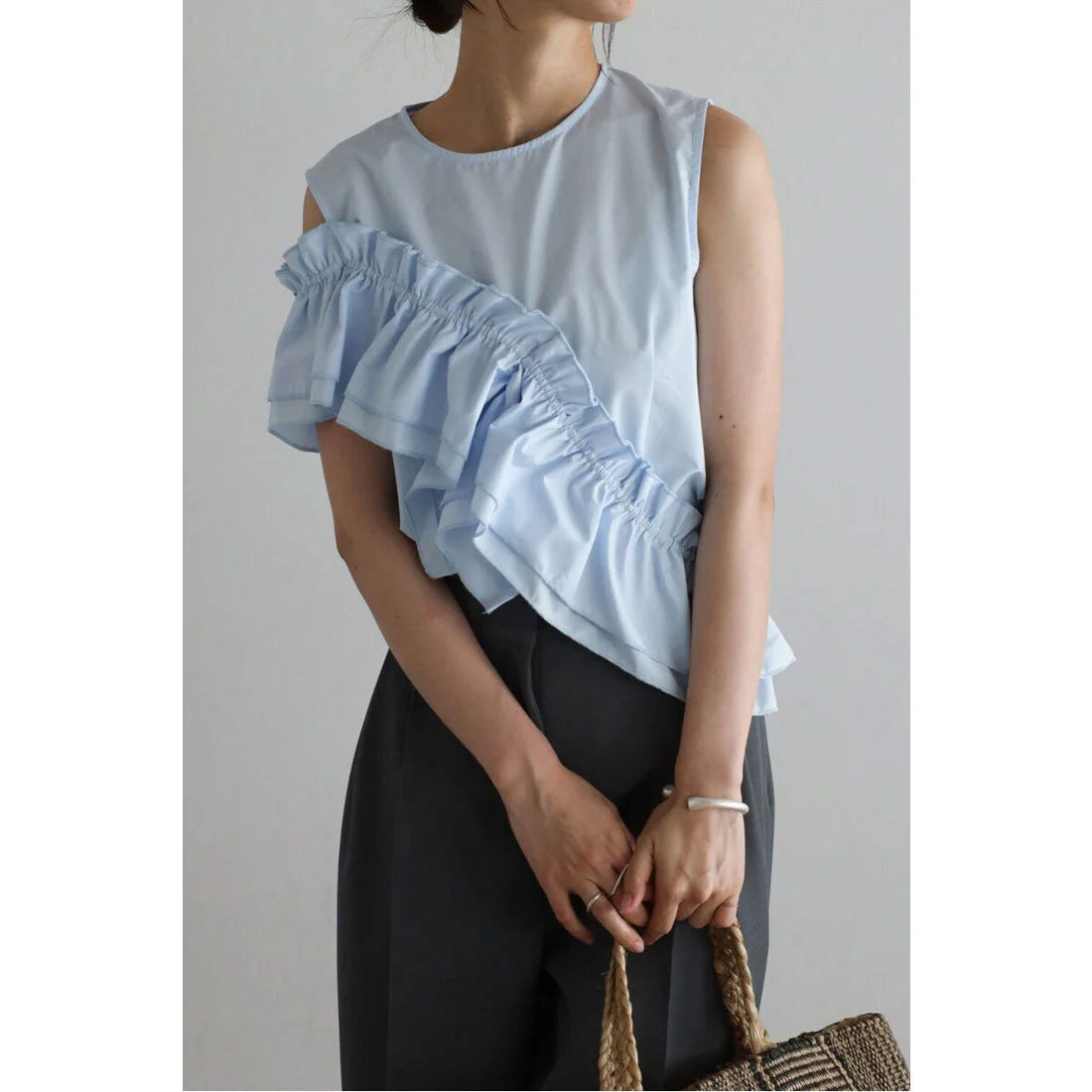 ボンジュールサガン BONJOUR SAGAN 2WAYフリルビスチェドッキングノースリブラウス (LIGHT-BLUE) LIGHT-BLUE