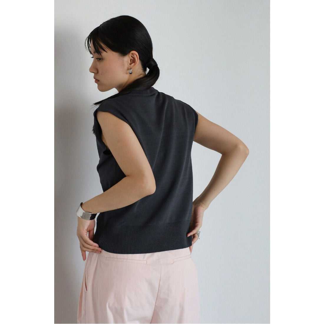 ボンジュールサガン BONJOUR SAGAN nuance button summer knit vest / 変形釦サマーニットベスト (LIGHT-BLACK) LIGHT-BLACK