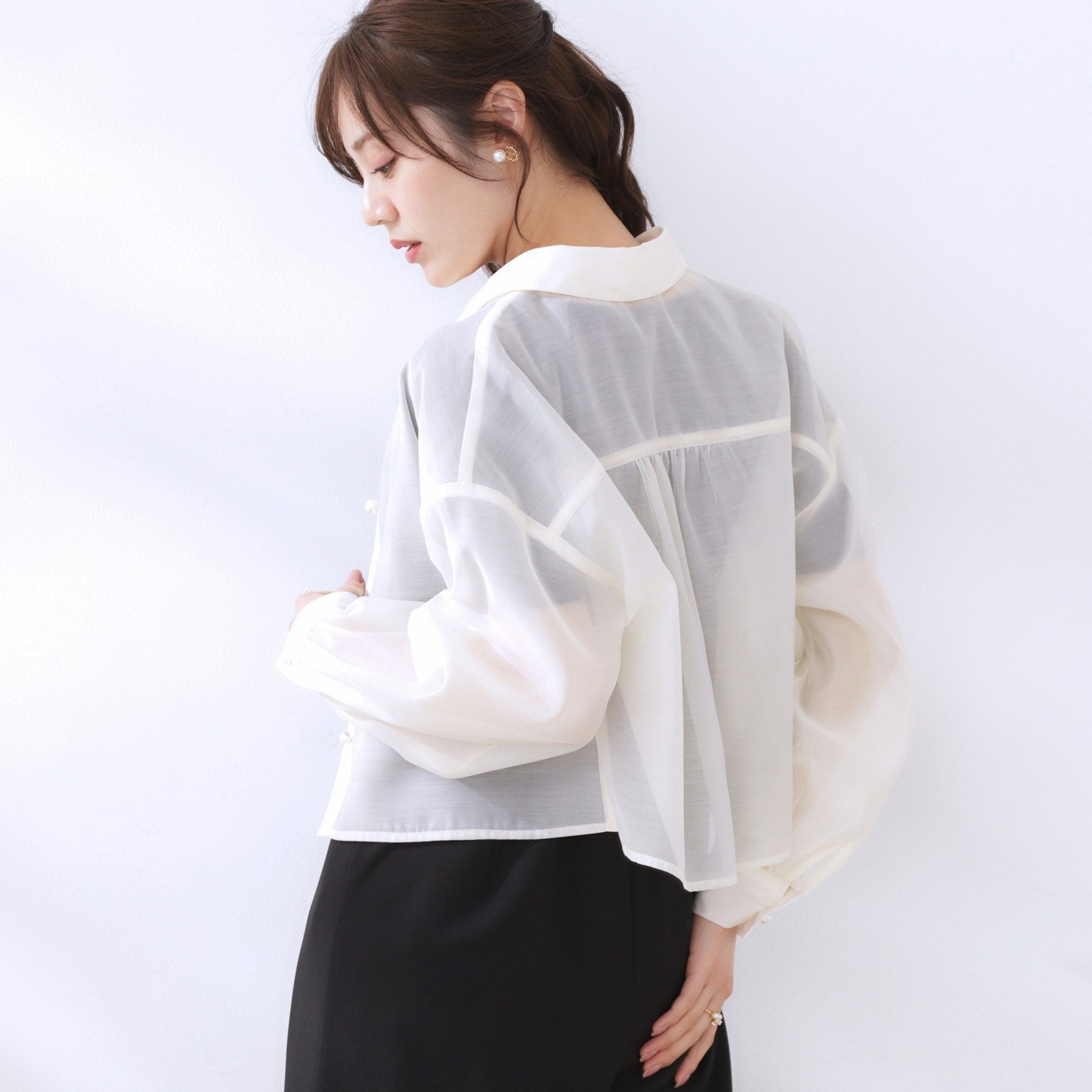 クチュール ブローチ Couture Brooch パール調ボタンシアーシャツ (ピンクベージュ(053)) ピンクベージュ(053)