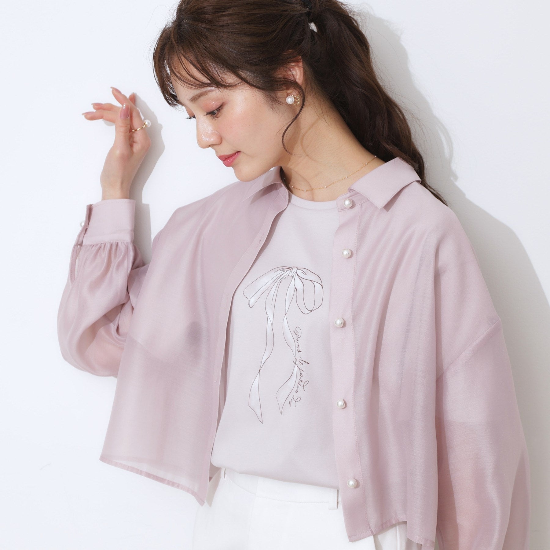 クチュール ブローチ Couture Brooch パール調ボタンシアーシャツ (ピンクベージュ(053)) ピンクベージュ(053)