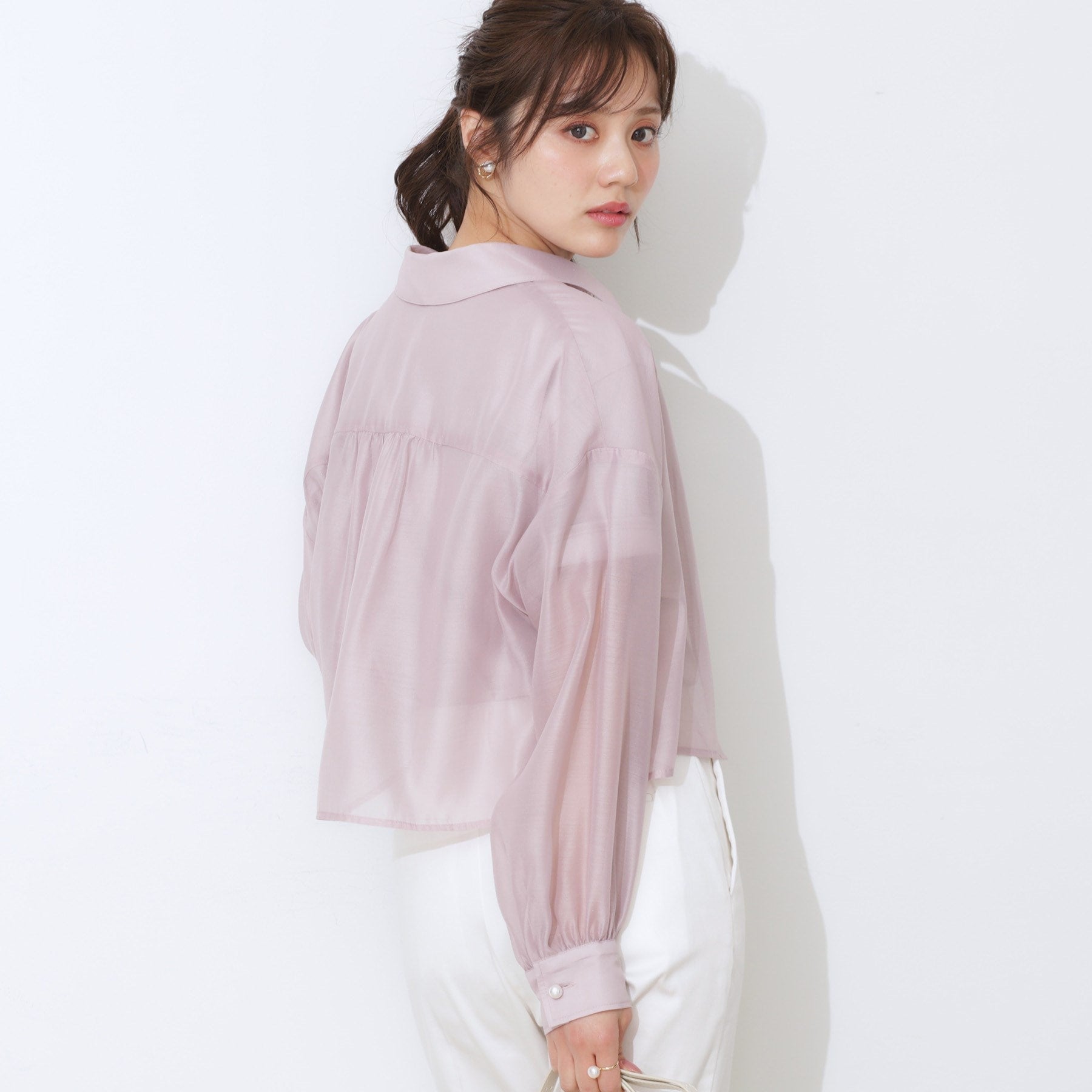 クチュール ブローチ Couture Brooch パール調ボタンシアーシャツ (ピンクベージュ(053)) ピンクベージュ(053)