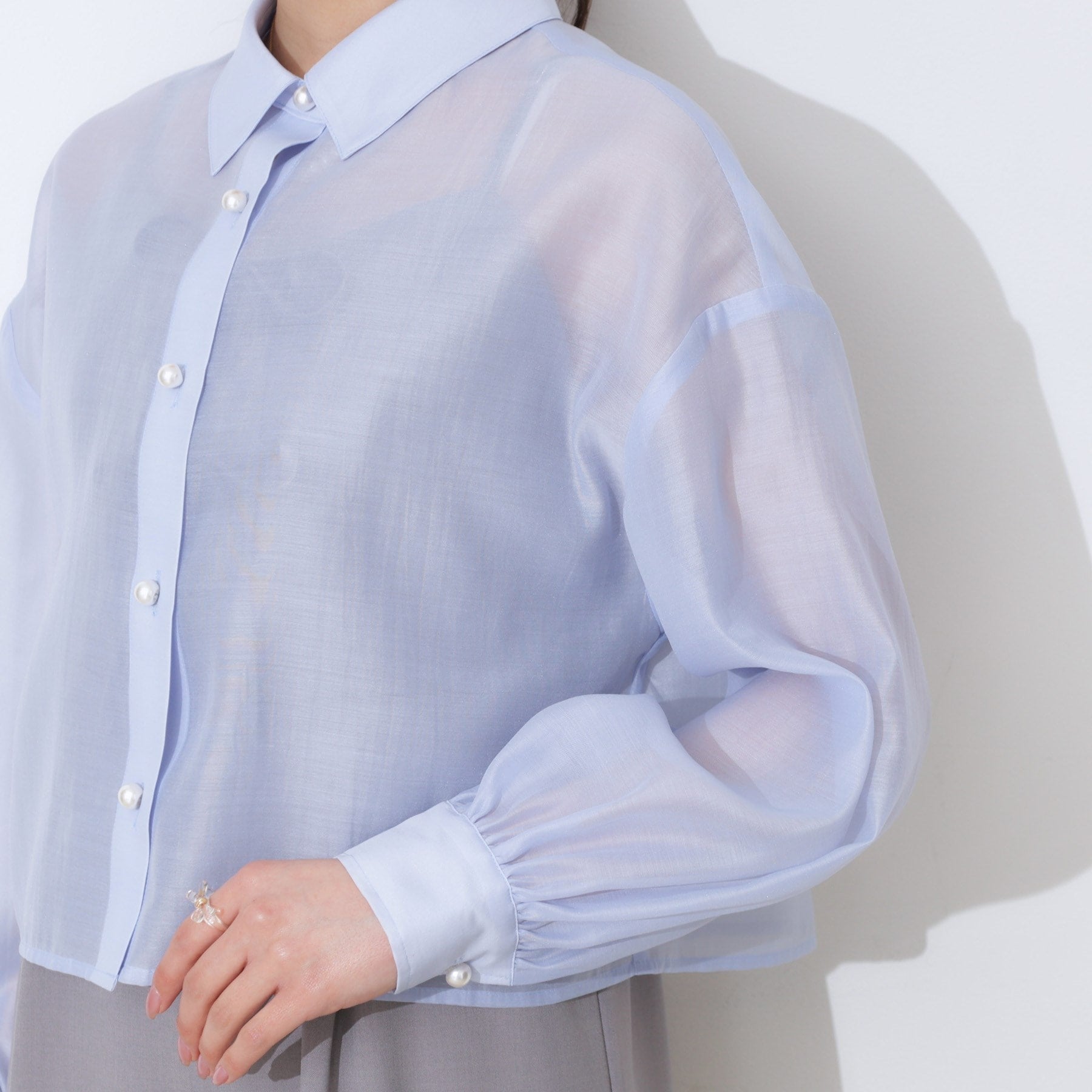 クチュール ブローチ Couture Brooch パール調ボタンシアーシャツ (ピンクベージュ(053)) ピンクベージュ(053)