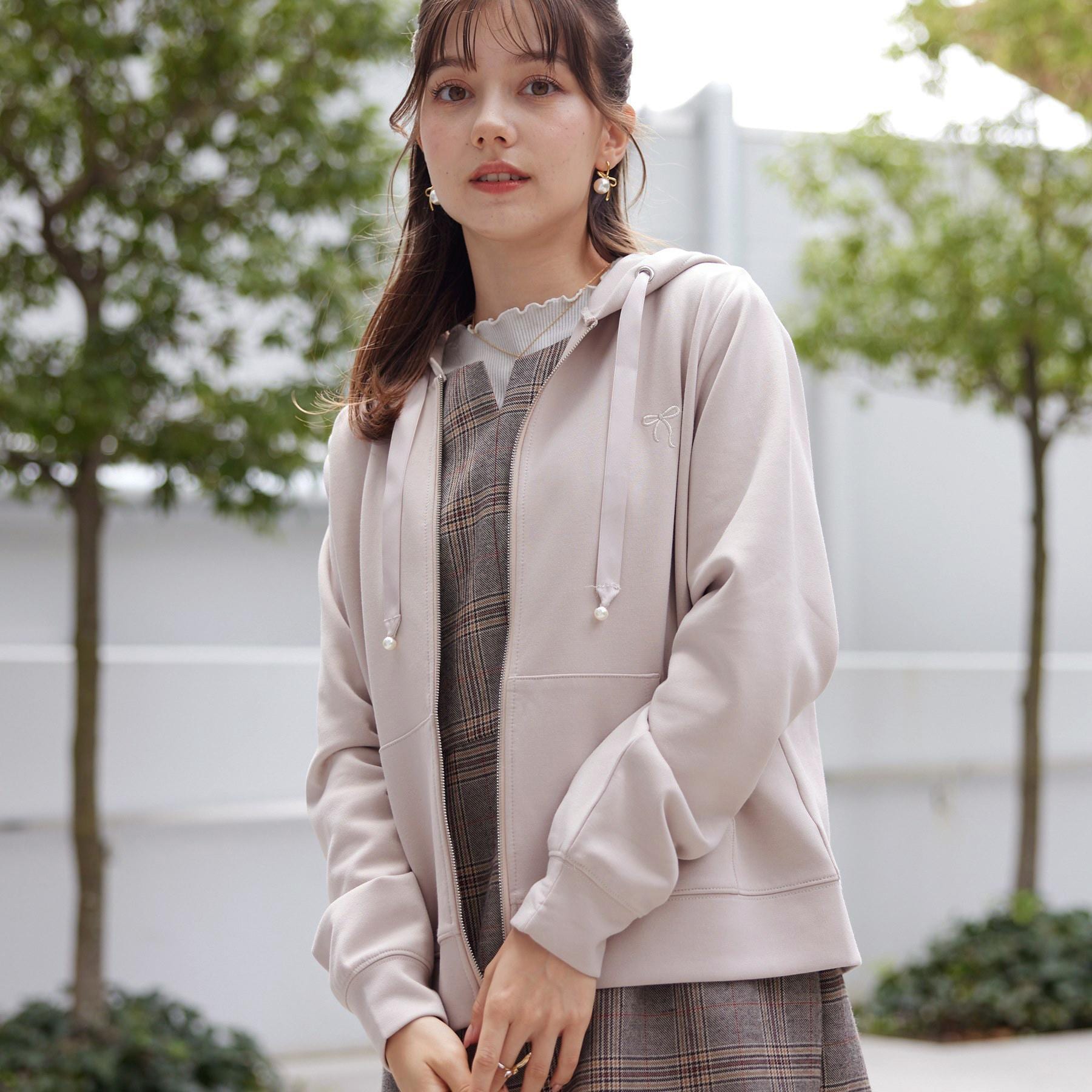 クチュール ブローチ Couture Brooch リボン刺繍ダンボールZIPフーディ (ピンクベージュ(053)) ピンクベージュ(053)