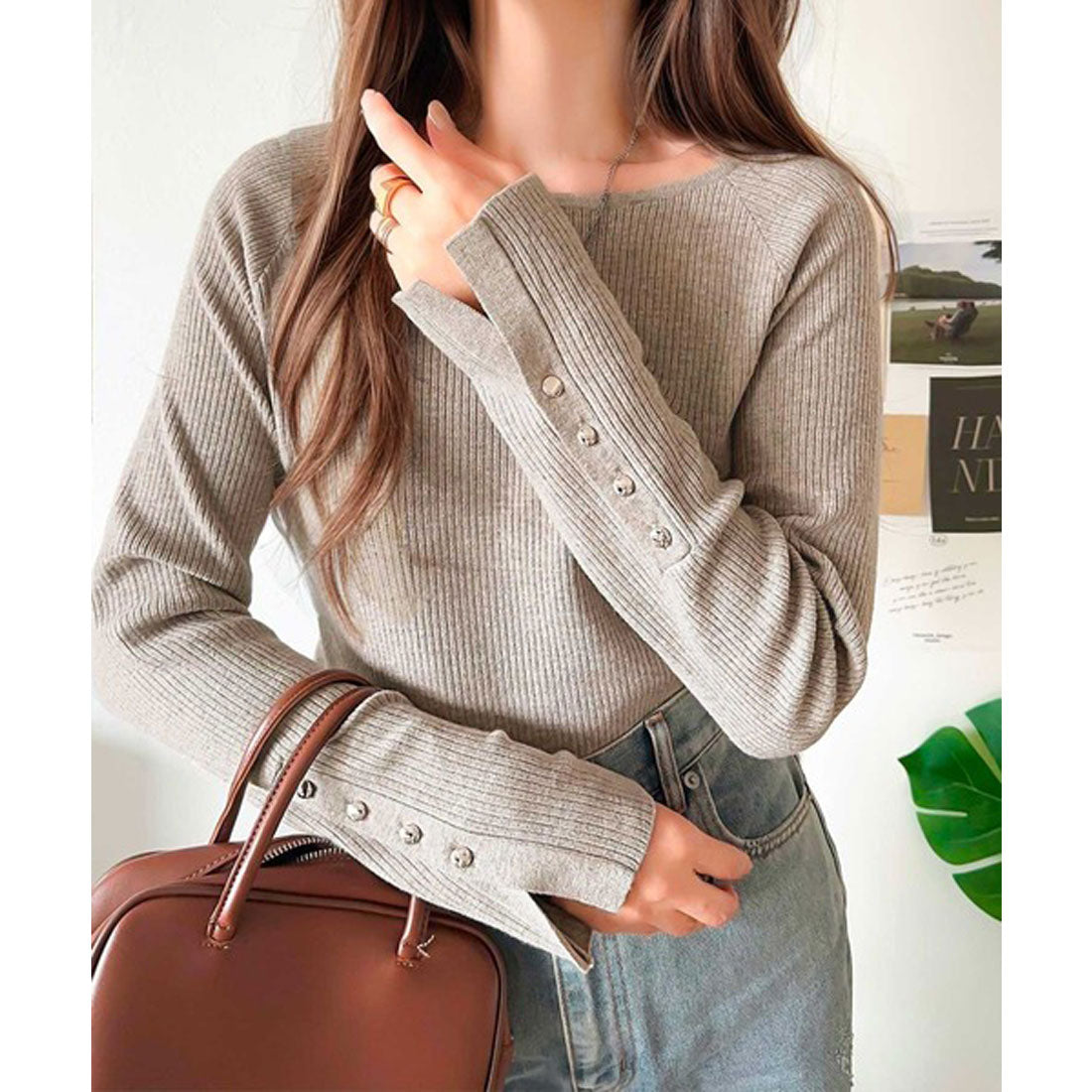Classical Elf Elegant collarbone display. Button-sleeve crew neck ribbed knit.