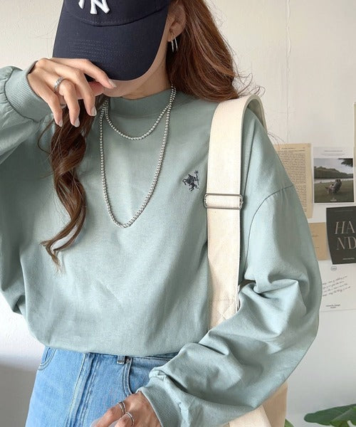 クラシカルエルフ Classical Elf 大人リラックススタイル。ワンポイント刺繍モックネック長袖Tシャツ