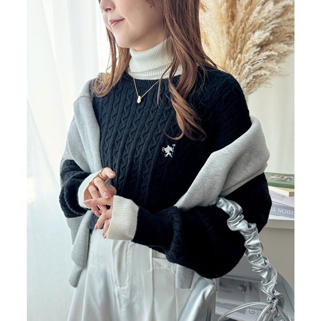 クラシカルエルフ Classical Elf レトロ上品なトラッドテイスト。ワンポイント胸刺繍ケーブルニットプルオーバー