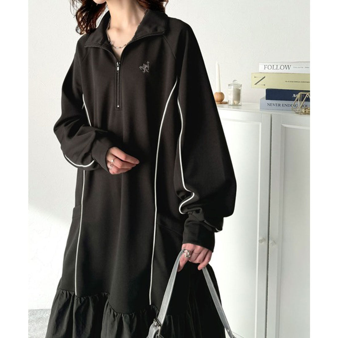 Classical Elf Classical Elf 運動MIIX! 胸前刺繡異材質拼接半拉鍊邊條運動連衣裙