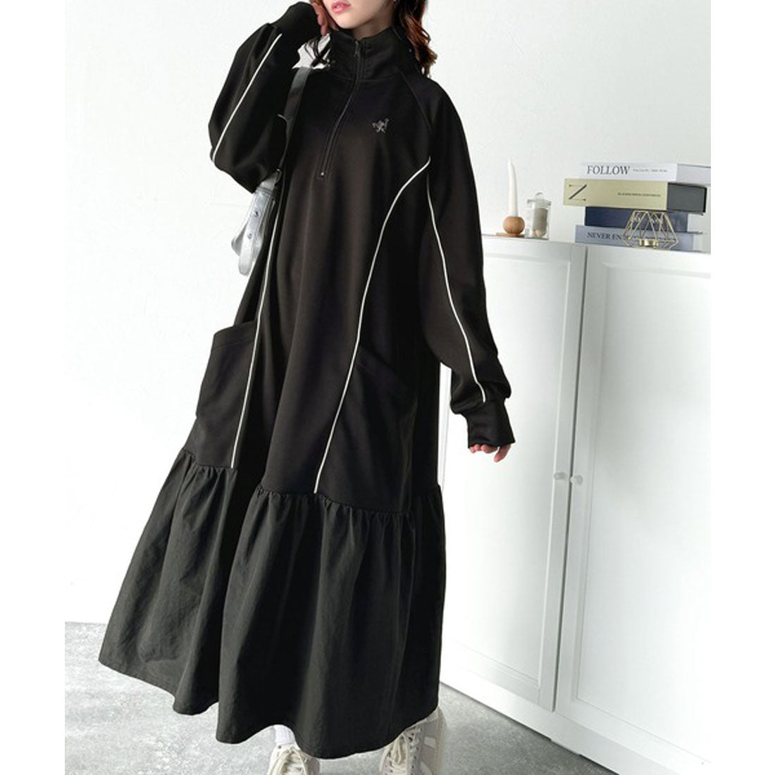 Classical Elf Classical Elf 運動MIIX! 胸前刺繡異材質拼接半拉鍊邊條運動連衣裙