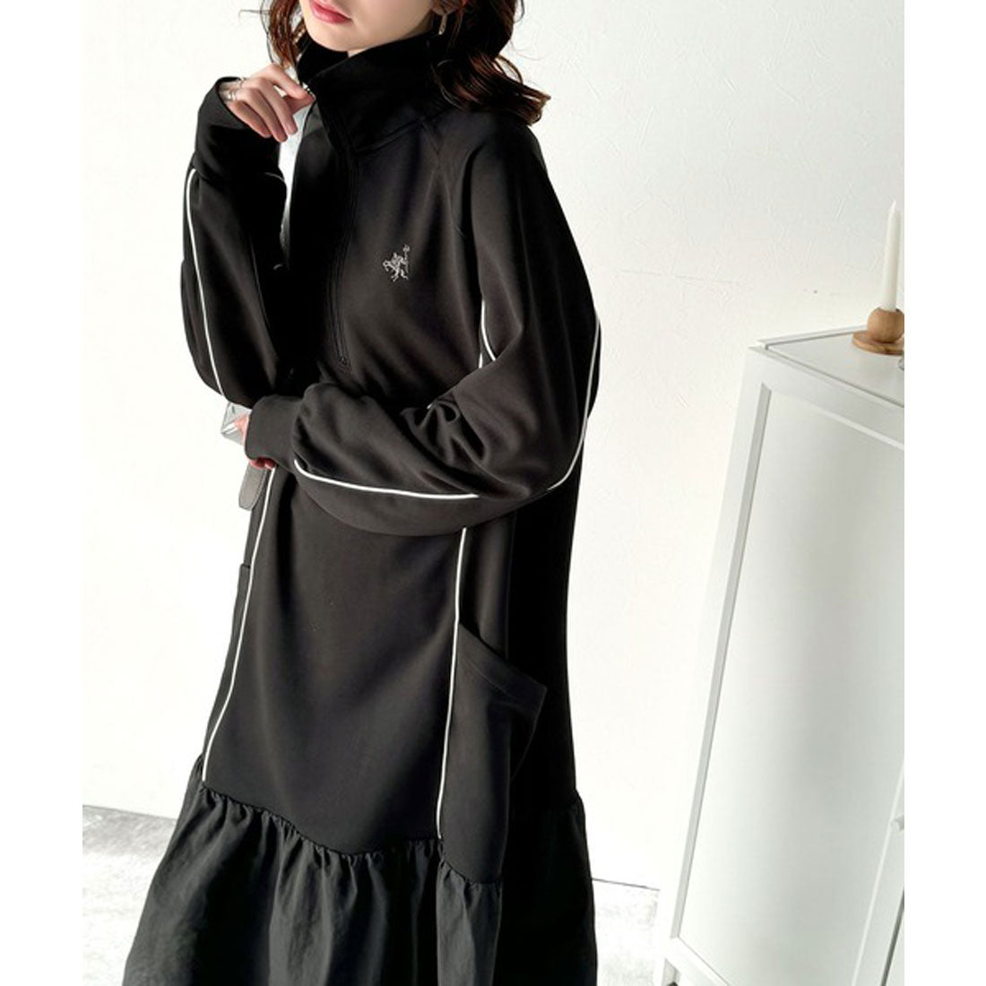 Classical Elf Classical Elf 運動MIIX! 胸前刺繡異材質拼接半拉鍊邊條運動連衣裙