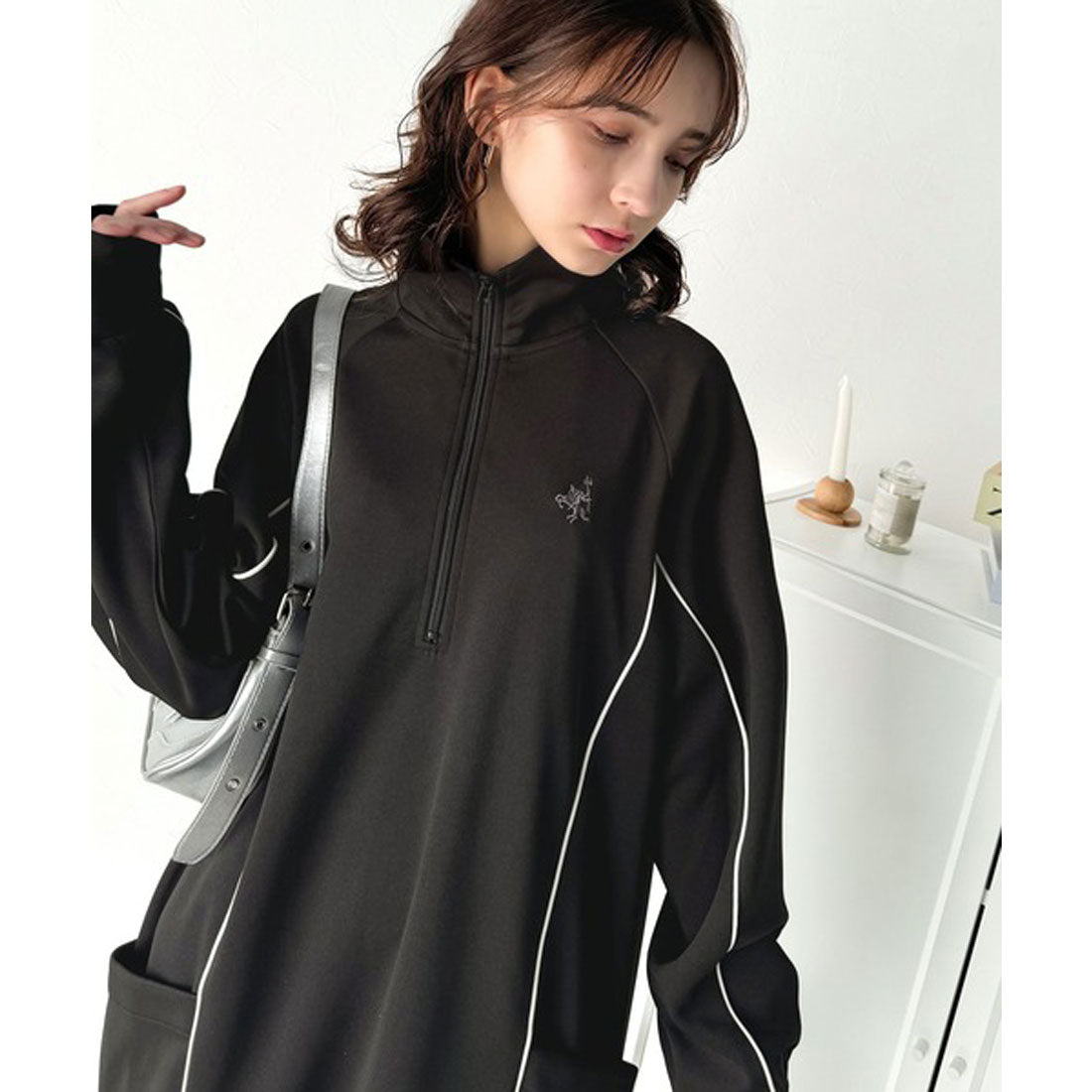 Classical Elf Classical Elf 運動MIIX! 胸前刺繡異材質拼接半拉鍊邊條運動連衣裙