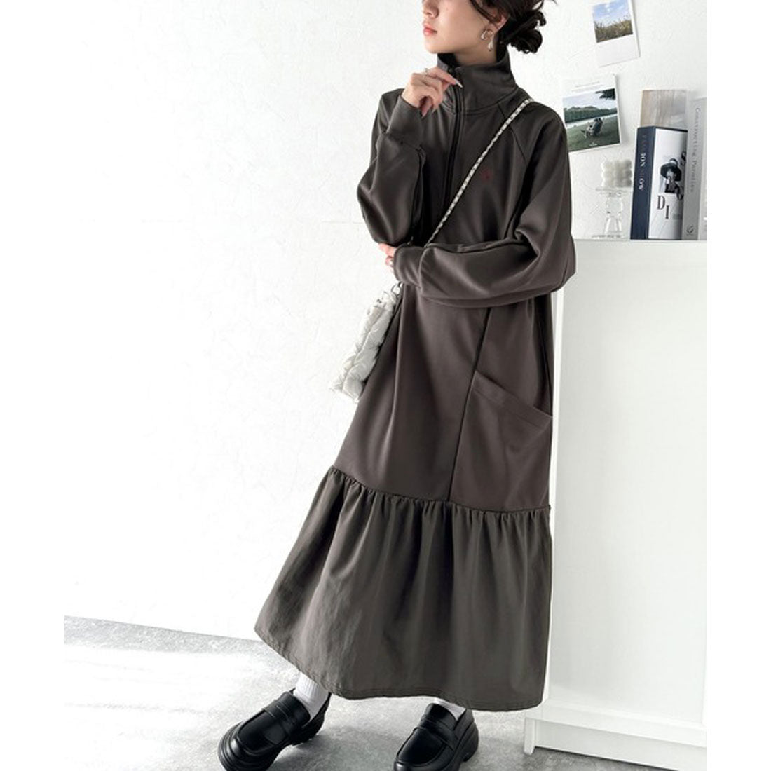 Classical Elf Classical Elf 運動MIIX! 胸前刺繡異材質拼接半拉鍊邊條運動連衣裙