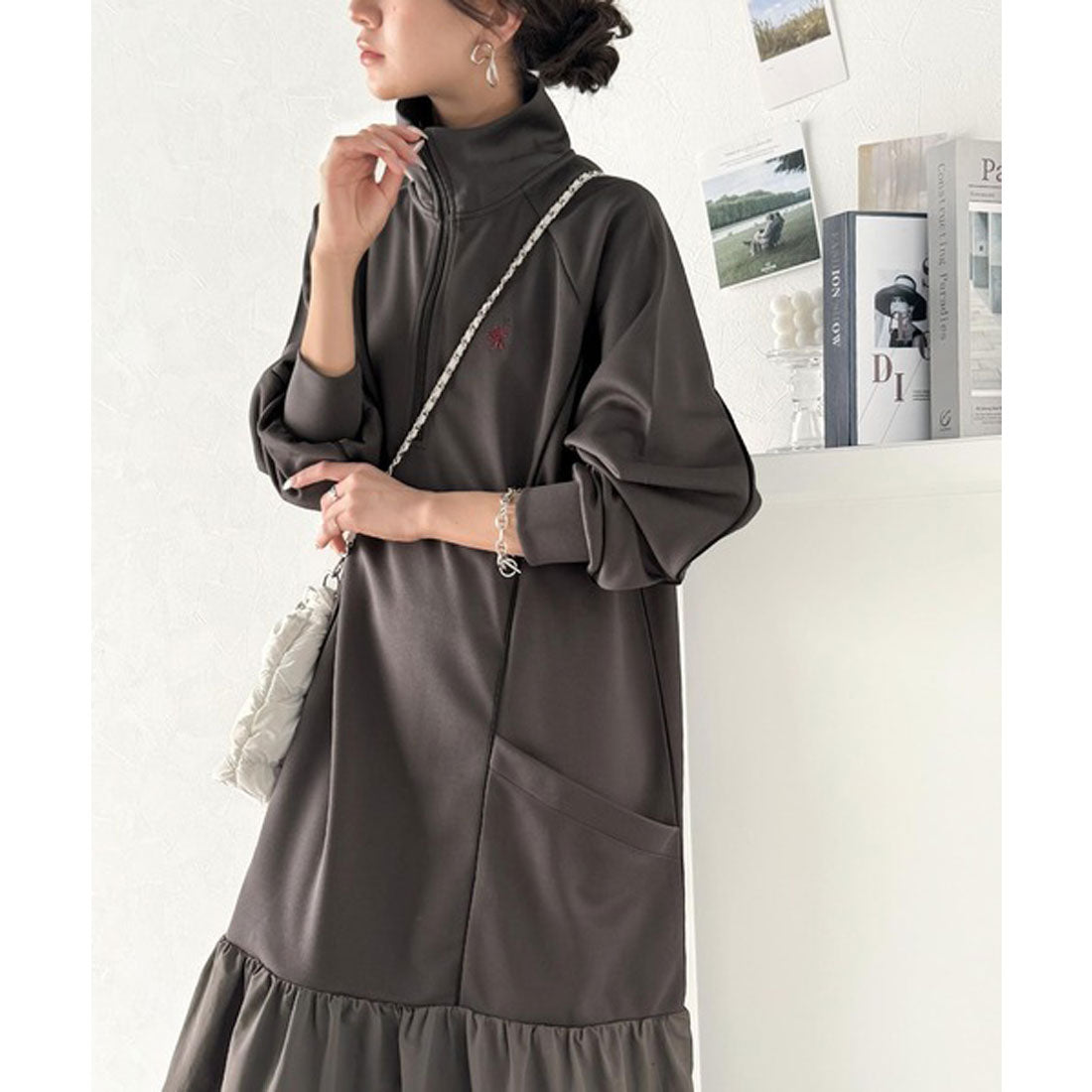 Classical Elf Classical Elf 運動MIIX! 胸前刺繡異材質拼接半拉鍊邊條運動連衣裙