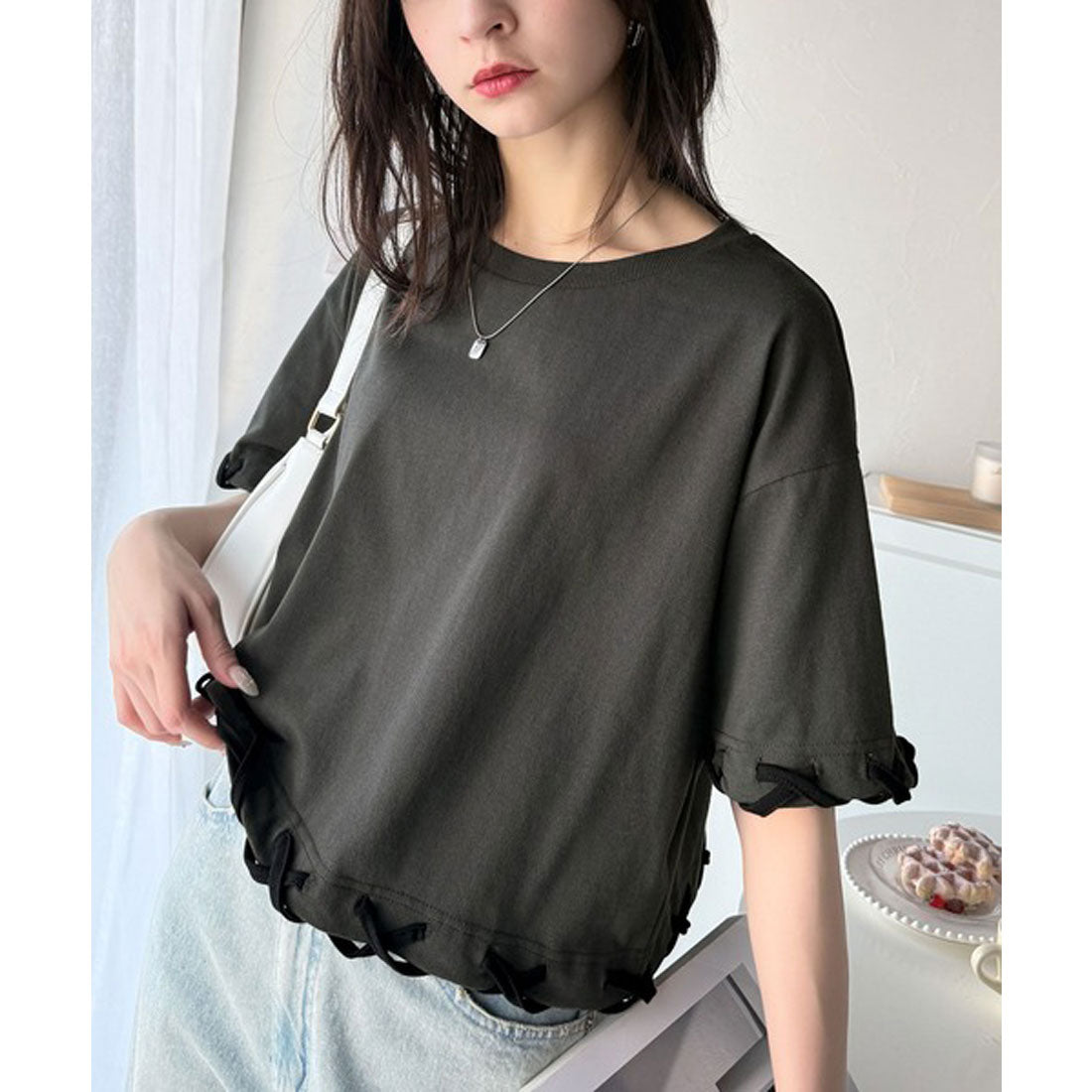 クラシカルエルフ Classical Elf 華やかさとこなれ感を両立!レースアップデザインクロップドTシャツ(半袖) (チャコール×ブラック) チャコール×ブラック