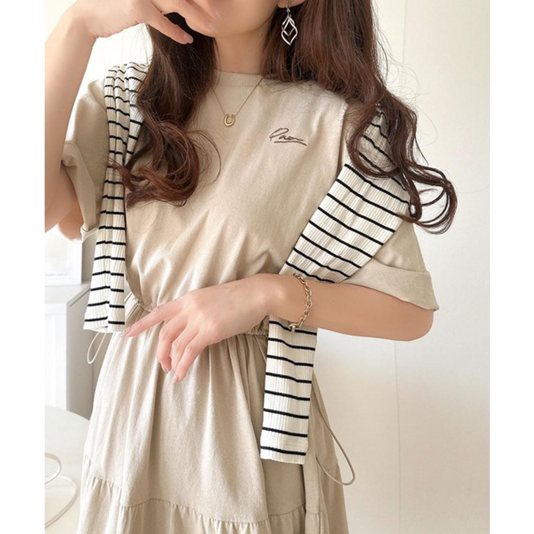 クラシカルエルフ Classical Elf 女性らしさを引き立てるデザインが魅力。綿100%胸刺繍ドロストティアードワンピース (ベージュ) ベージュ