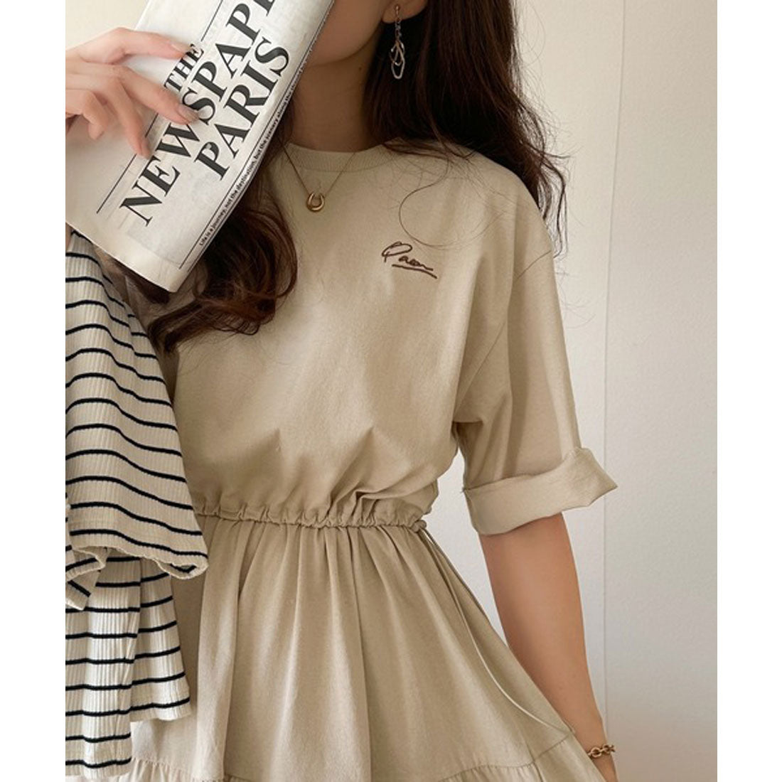 クラシカルエルフ Classical Elf 女性らしさを引き立てるデザインが魅力。綿100%胸刺繍ドロストティアードワンピース (ベージュ) ベージュ