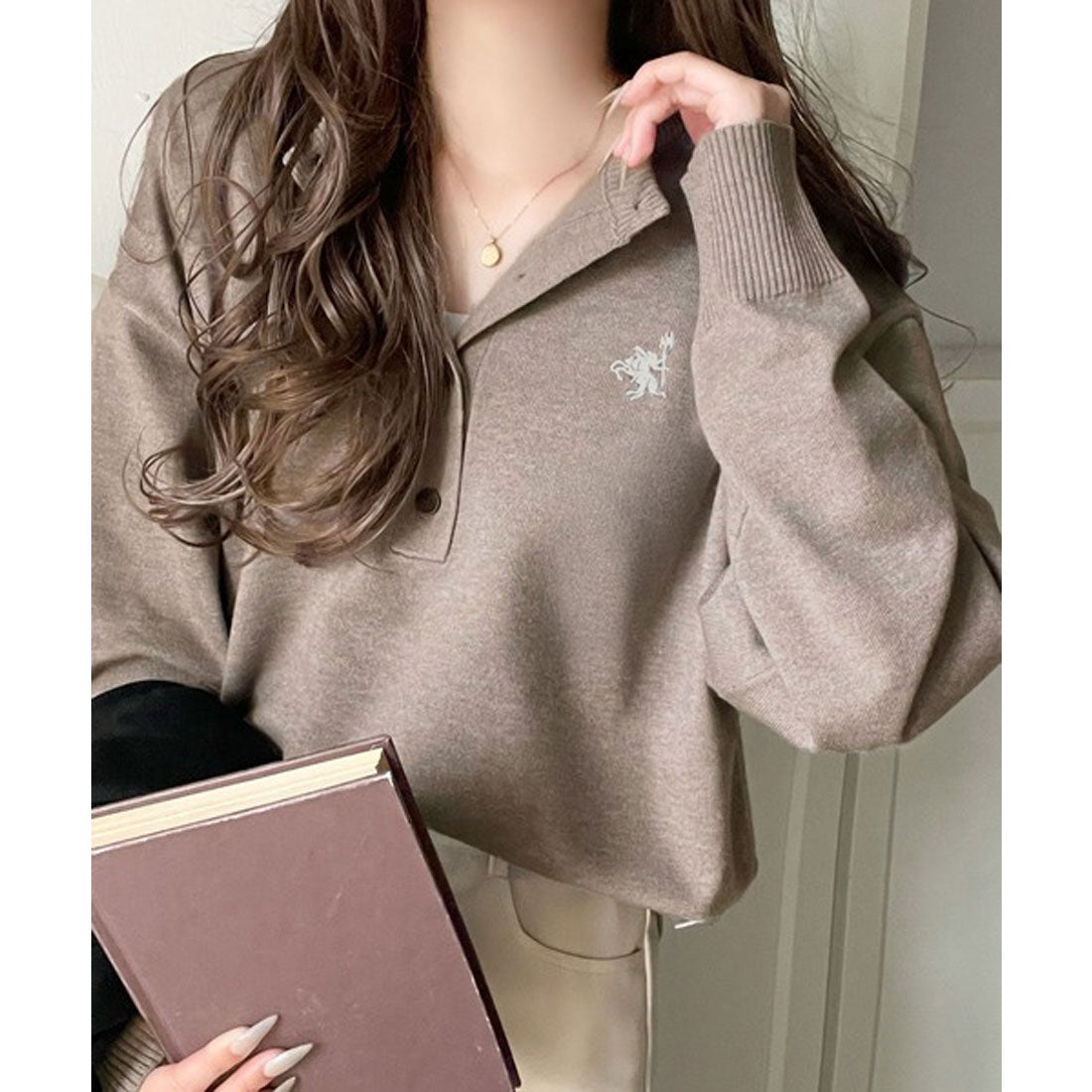 クラシカルエルフ Classical Elf 《Javaジャバコラボ》顔周りスッキリ&胸元刺繍で映える♪配色刺繍ヘンリーネックニット (グレージュ) グレージュ
