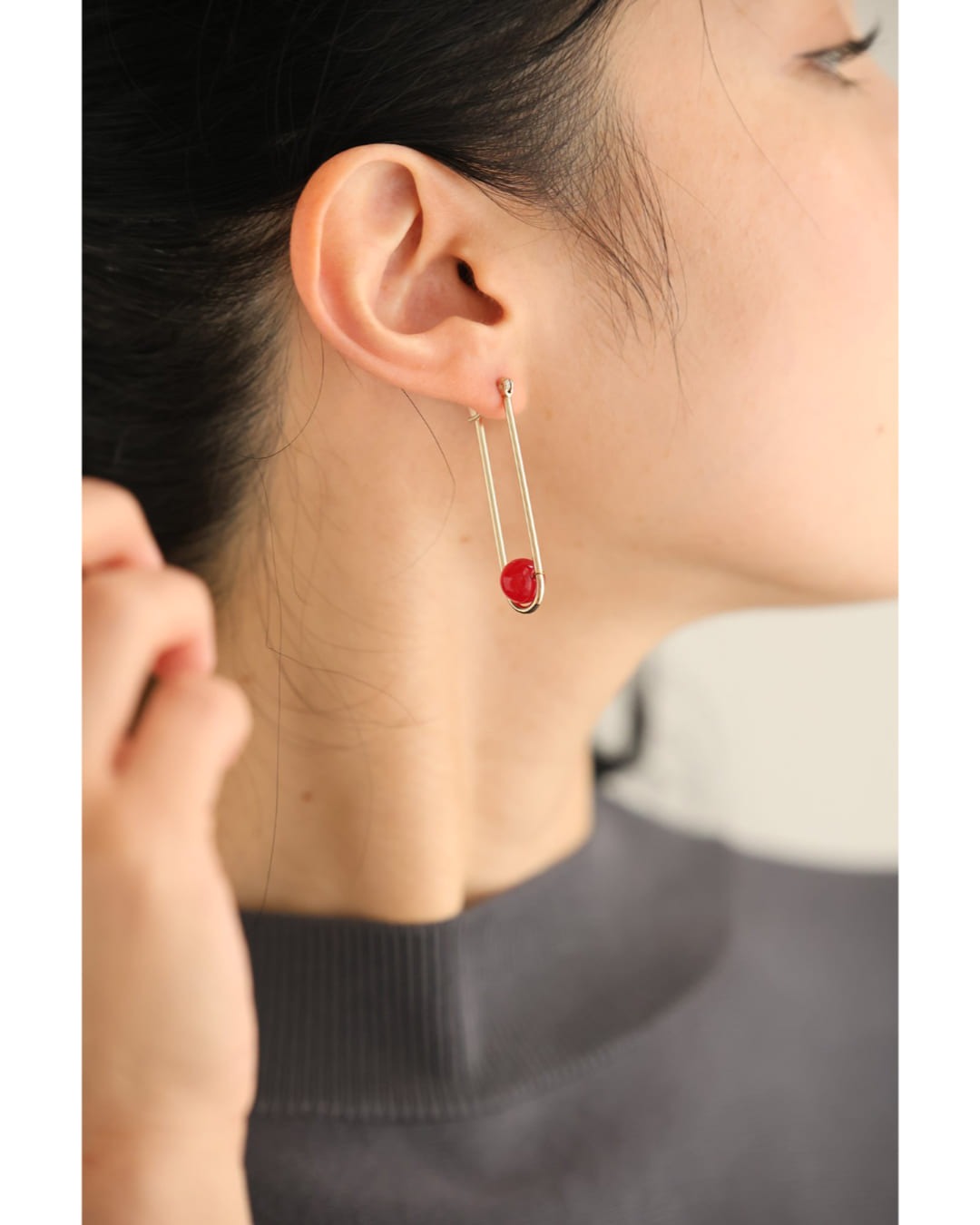 カワイイ CAWAII 赤い実揺れるブランコピアス (レッド) レッド