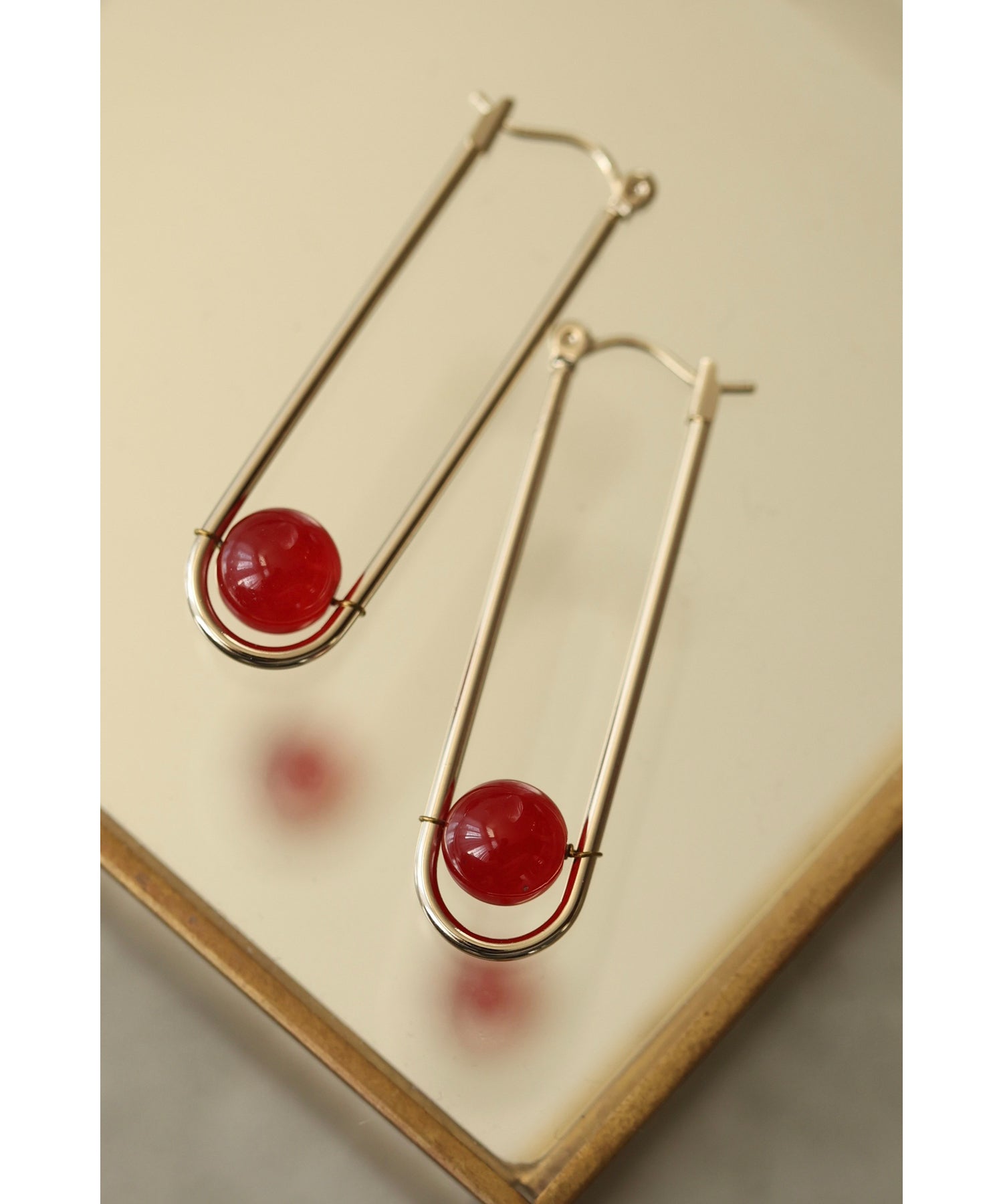 カワイイ CAWAII 赤い実揺れるブランコピアス (レッド) レッド