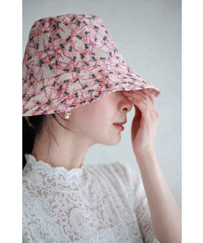 CAWAII CAWAII UV-cut material hat in vibrant pink that doesn't succumb to sunlight.