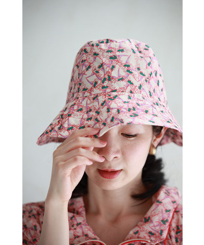 CAWAII CAWAII UV-cut material hat in vibrant pink that doesn't succumb to sunlight.