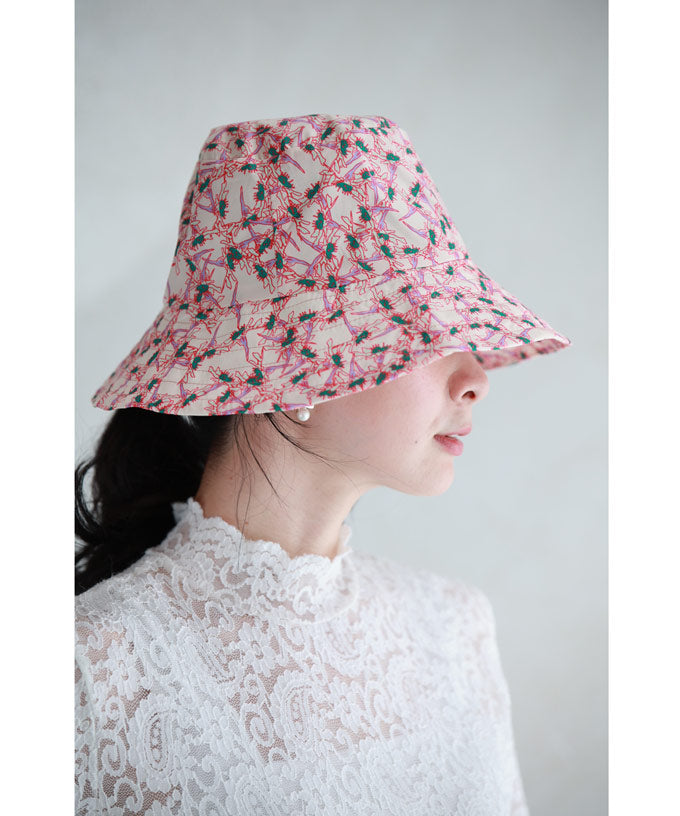 CAWAII CAWAII UV-cut material hat in vibrant pink that doesn't succumb to sunlight.