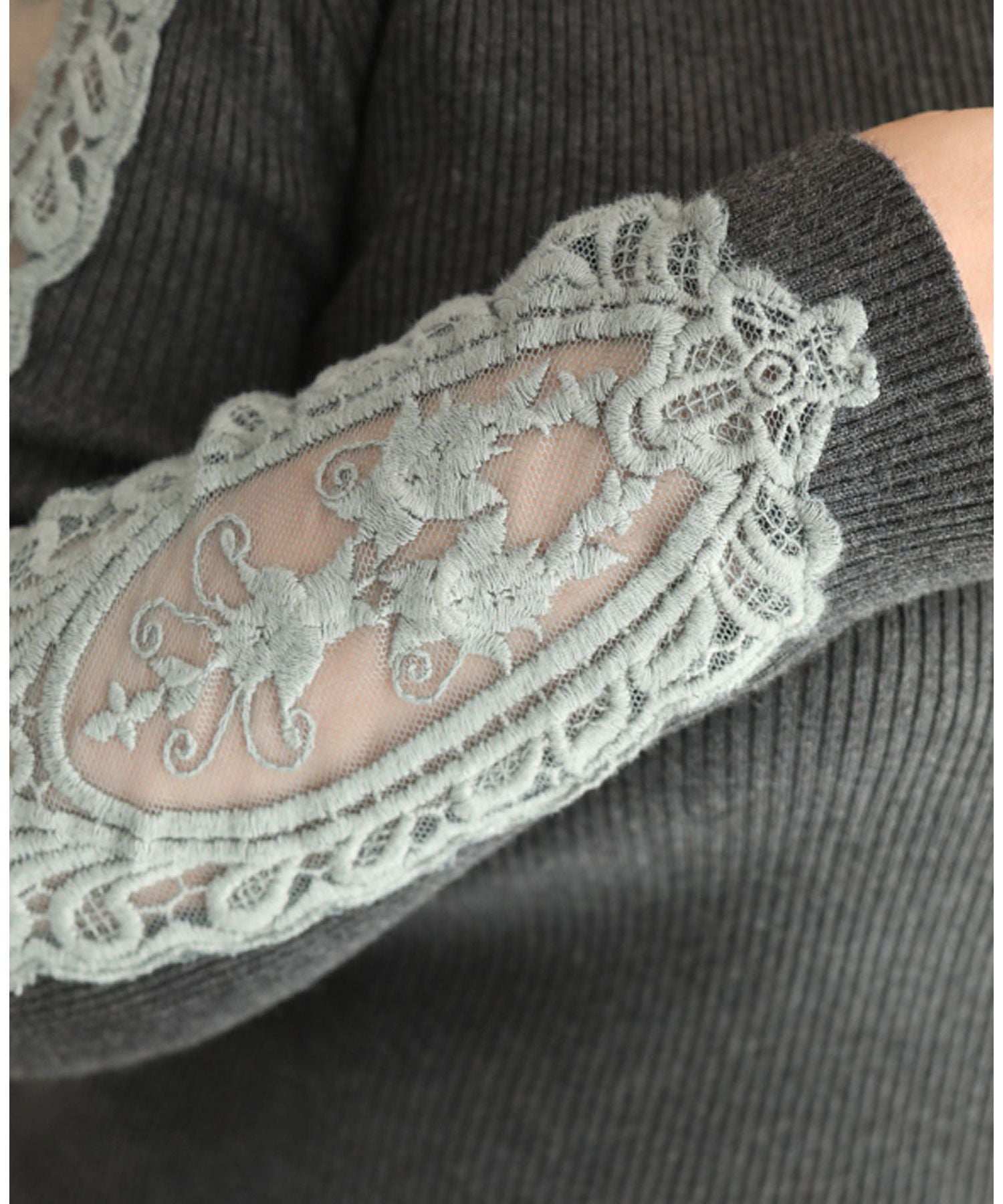 CAWAII CAWAII 胖胖專用。能掩飾肉肉手臂的蕾絲袖針織衫