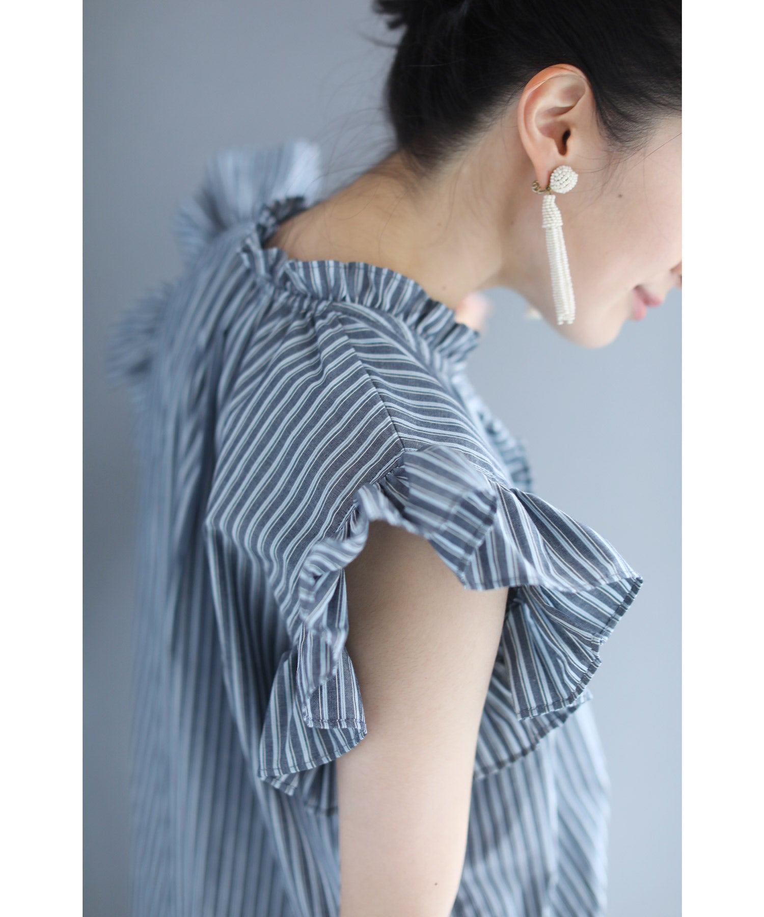 カワイイ CAWAII シャープなストライプの肩フリルブラウストップス (ネイビー) ネイビー