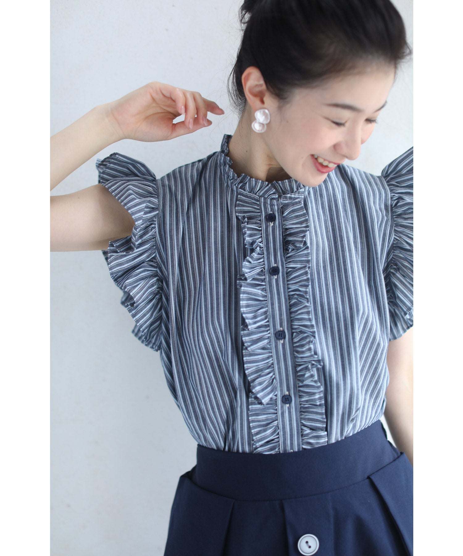カワイイ CAWAII シャープなストライプの肩フリルブラウストップス (ネイビー) ネイビー