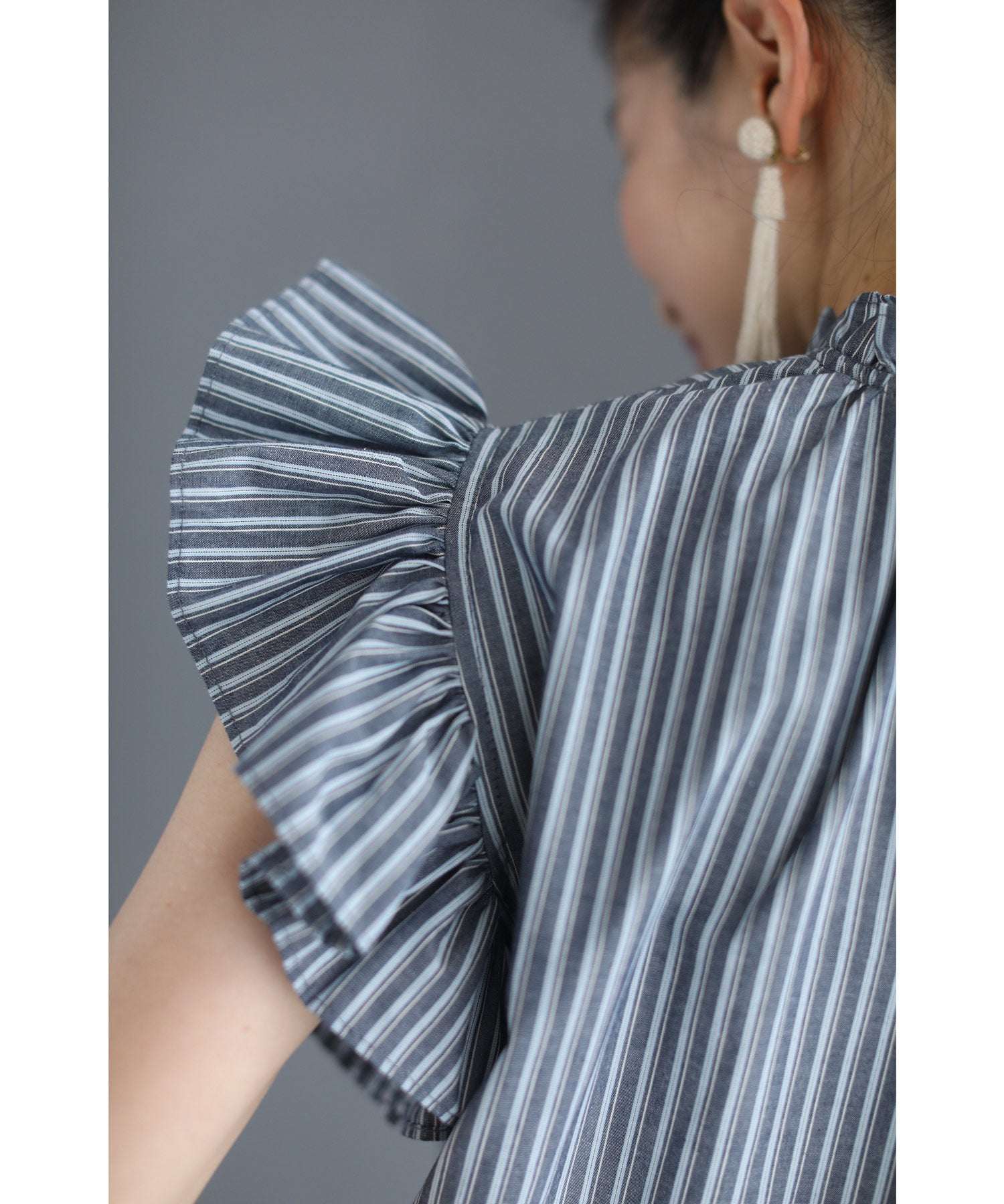 カワイイ CAWAII シャープなストライプの肩フリルブラウストップス (ネイビー) ネイビー