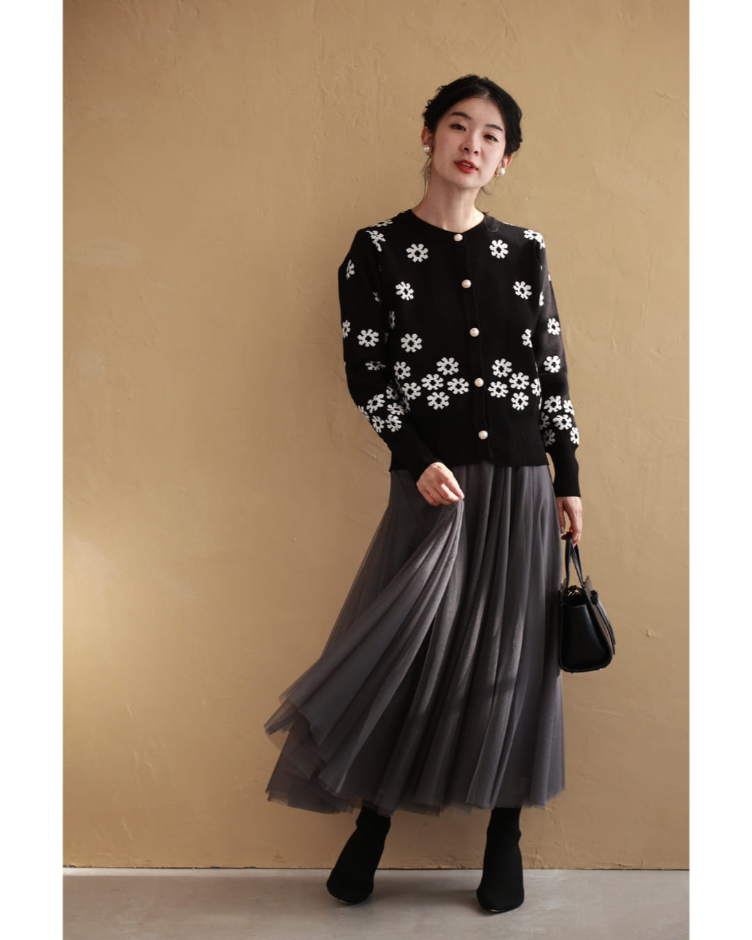 CAWAII CAWAII Accumulating White Flower Knit Cardigan