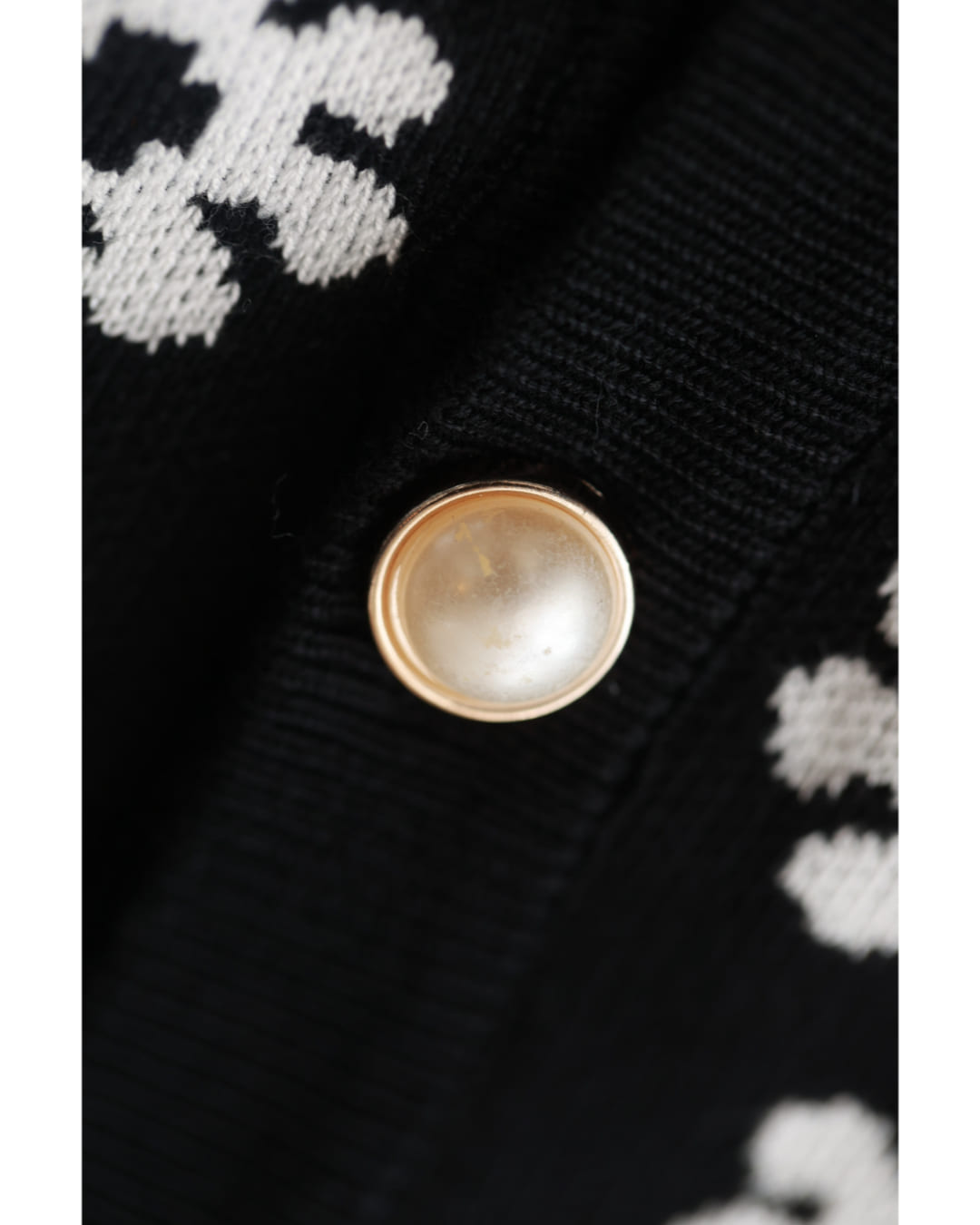 CAWAII CAWAII Accumulating White Flower Knit Cardigan