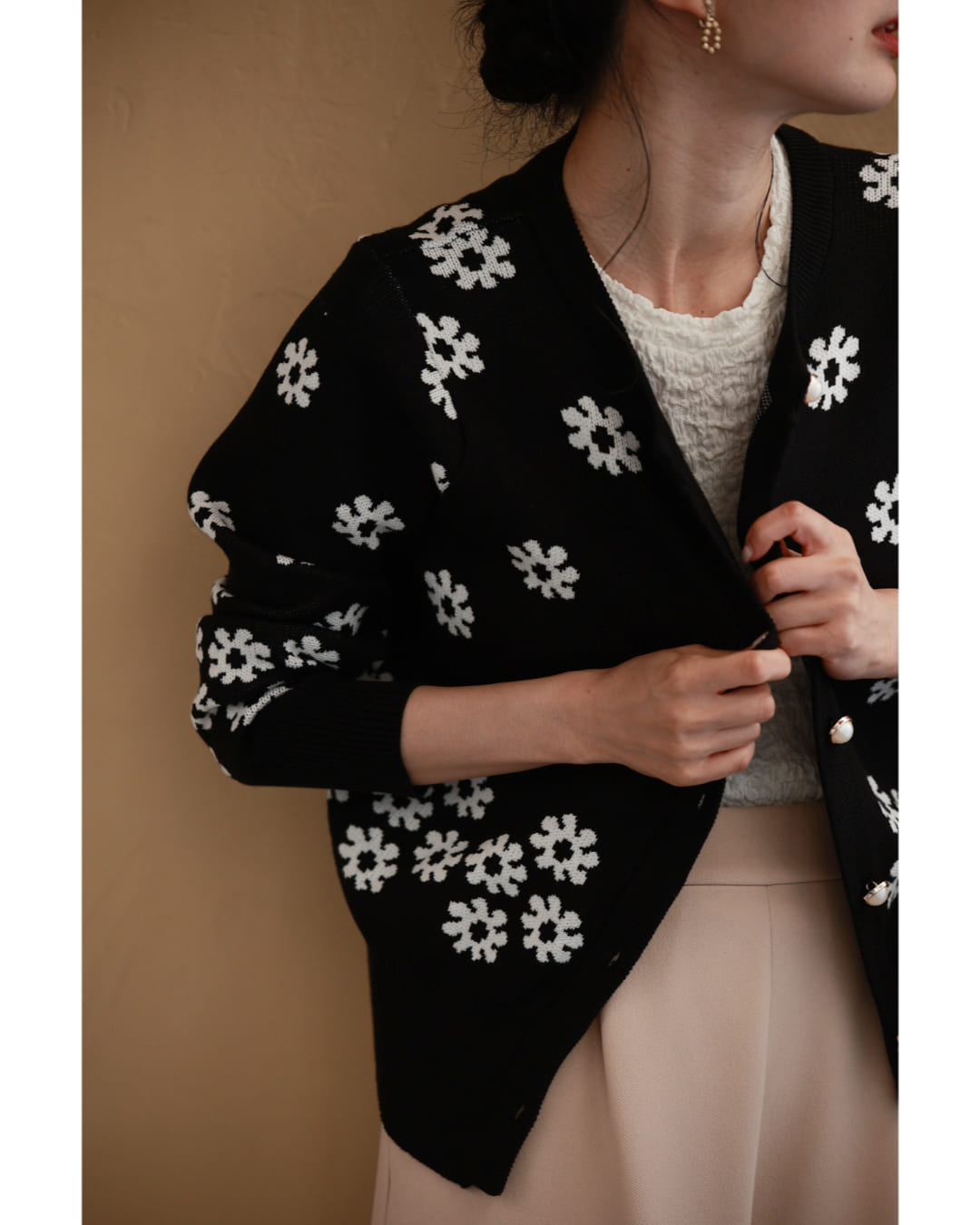 CAWAII CAWAII Accumulating White Flower Knit Cardigan
