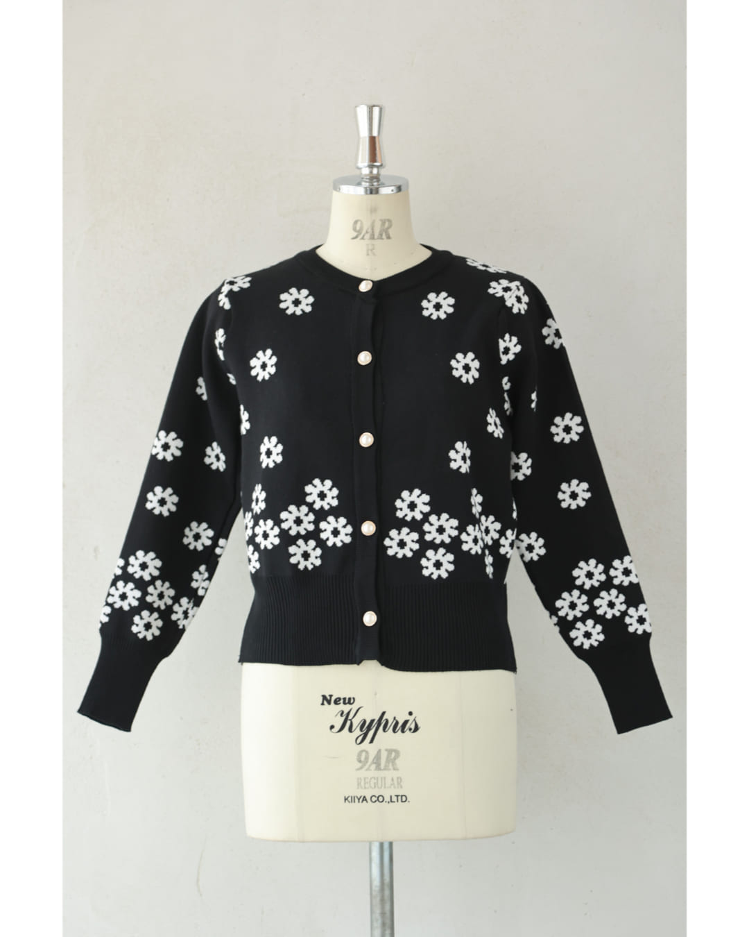 CAWAII CAWAII Accumulating White Flower Knit Cardigan