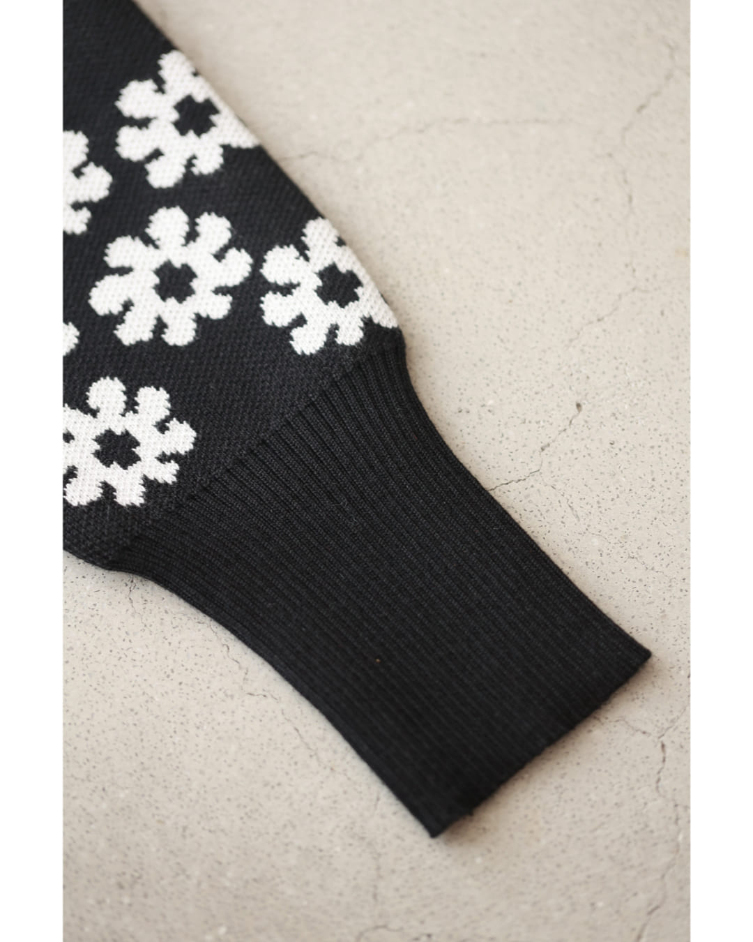 CAWAII CAWAII Accumulating White Flower Knit Cardigan