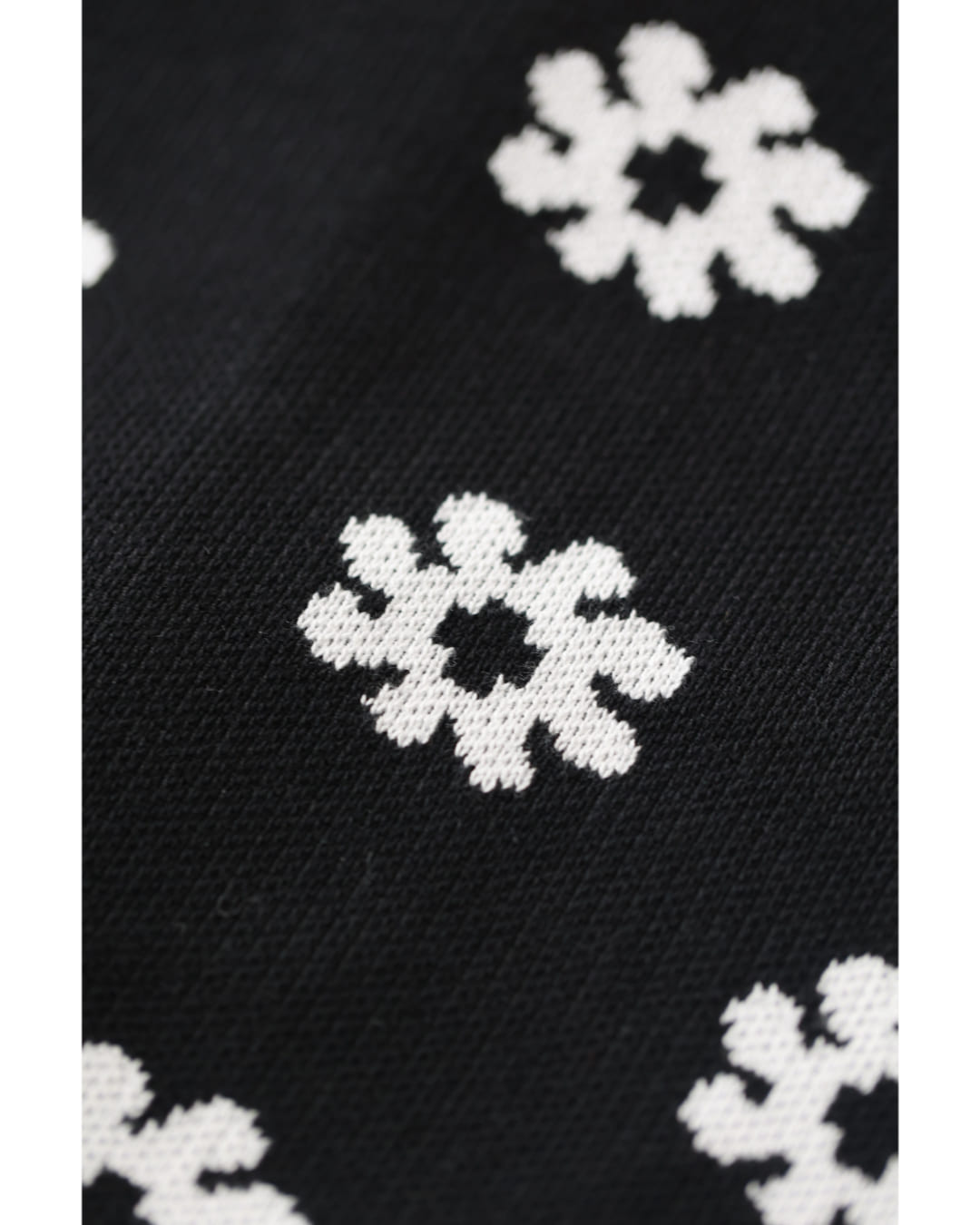 CAWAII CAWAII Accumulating White Flower Knit Cardigan