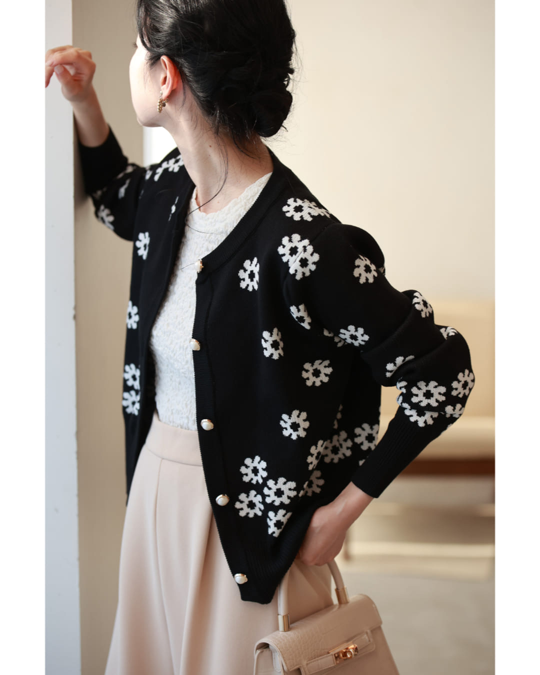 CAWAII CAWAII Accumulating White Flower Knit Cardigan