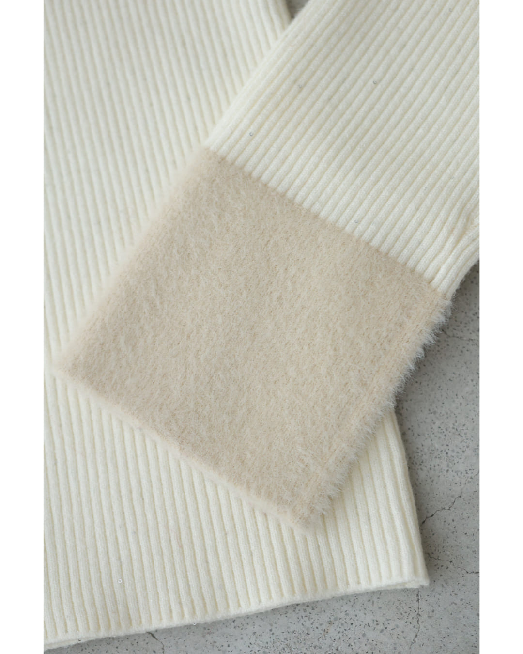 カワイイ CAWAII 細やかなスパンコール煌めくふわふわ襟袖ニットカットソートップス