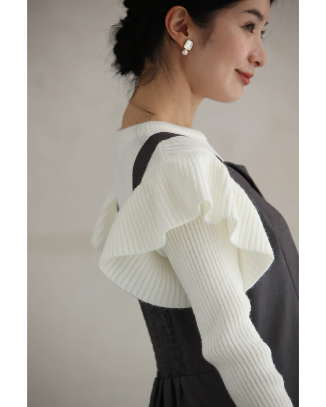 カワイイ CAWAII フレアショルダーのリブニットカットソートップス