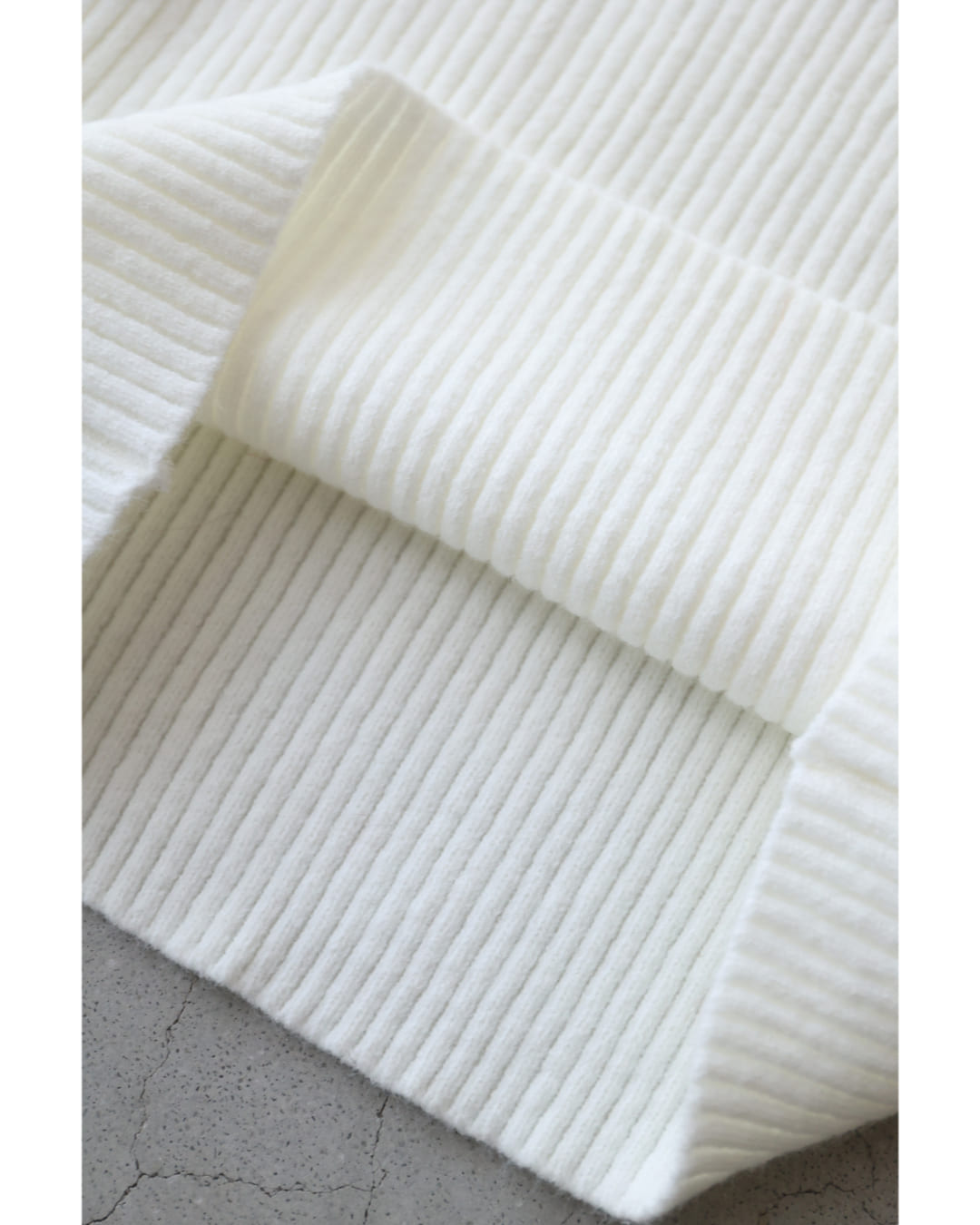 カワイイ CAWAII フレアショルダーのリブニットカットソートップス