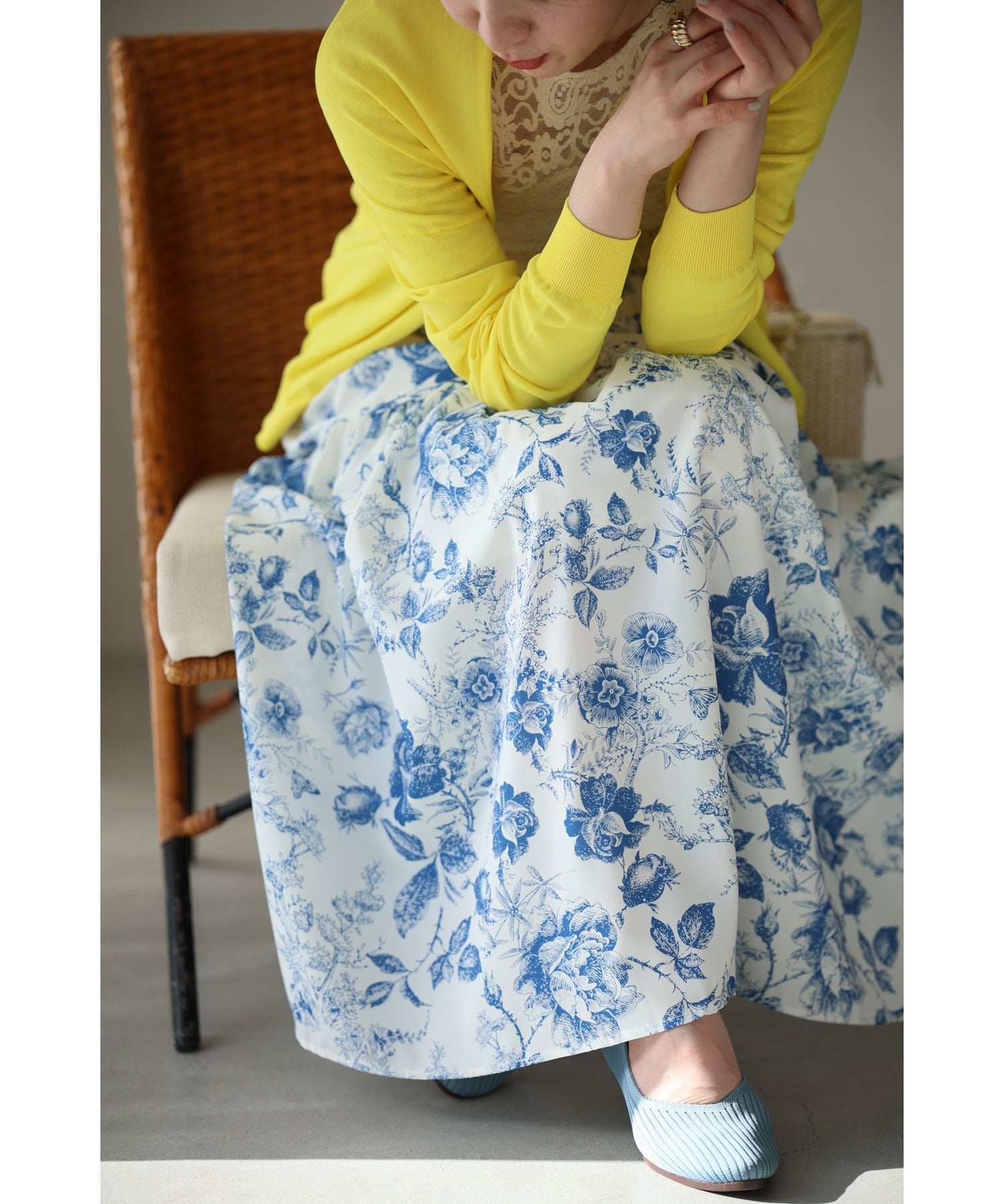 カワイイ CAWAII 優美な青で描くアンティーク風花柄ミディアムスカート (ブルー) ブルー