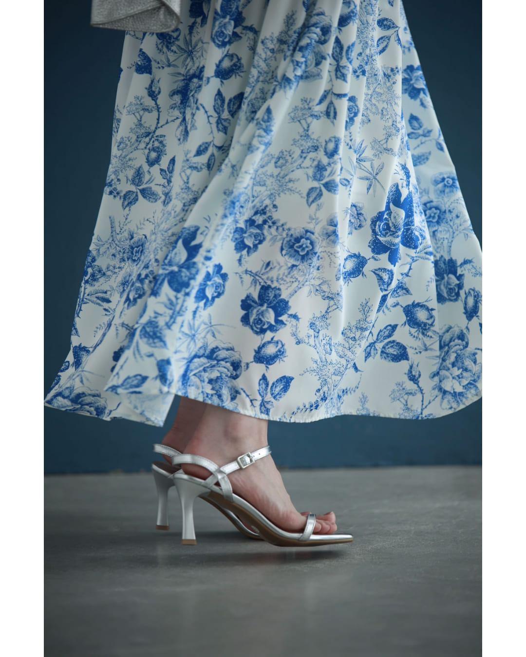 カワイイ CAWAII 優美な青で描くアンティーク風花柄ミディアムスカート (ブルー) ブルー