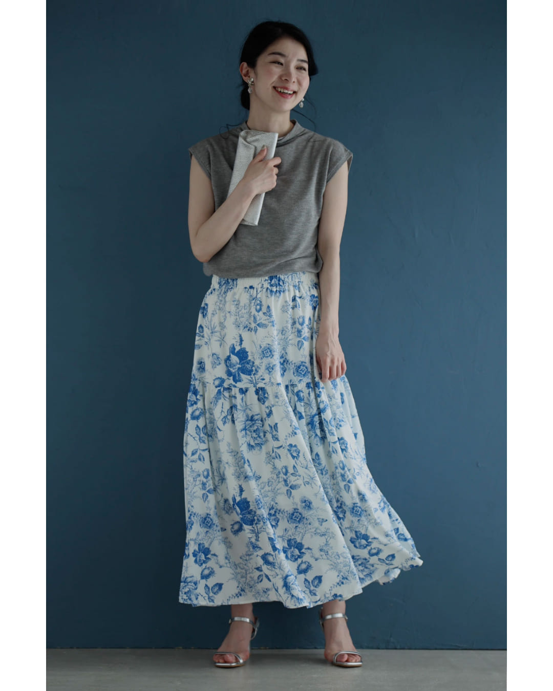 カワイイ CAWAII 優美な青で描くアンティーク風花柄ミディアムスカート (ブルー) ブルー