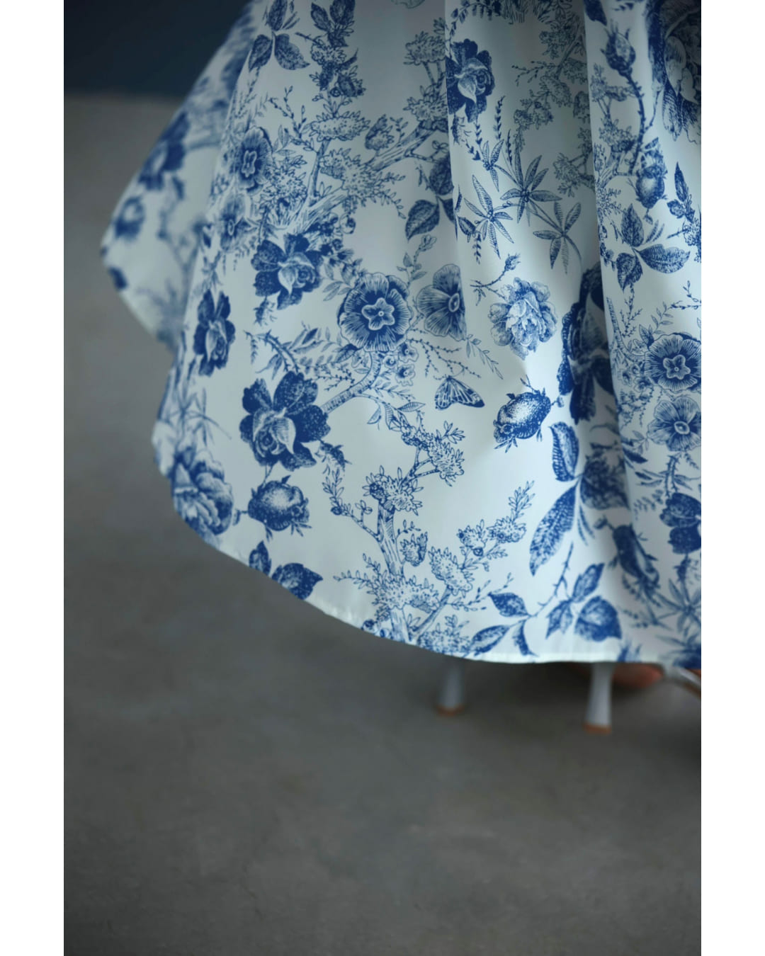 カワイイ CAWAII 優美な青で描くアンティーク風花柄ミディアムスカート (ブルー) ブルー